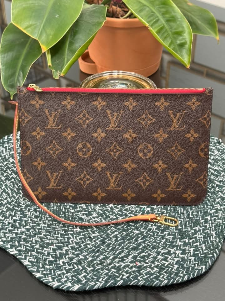 Neverfull MM/GM Pouch in Cerise 🗓️Year 2019