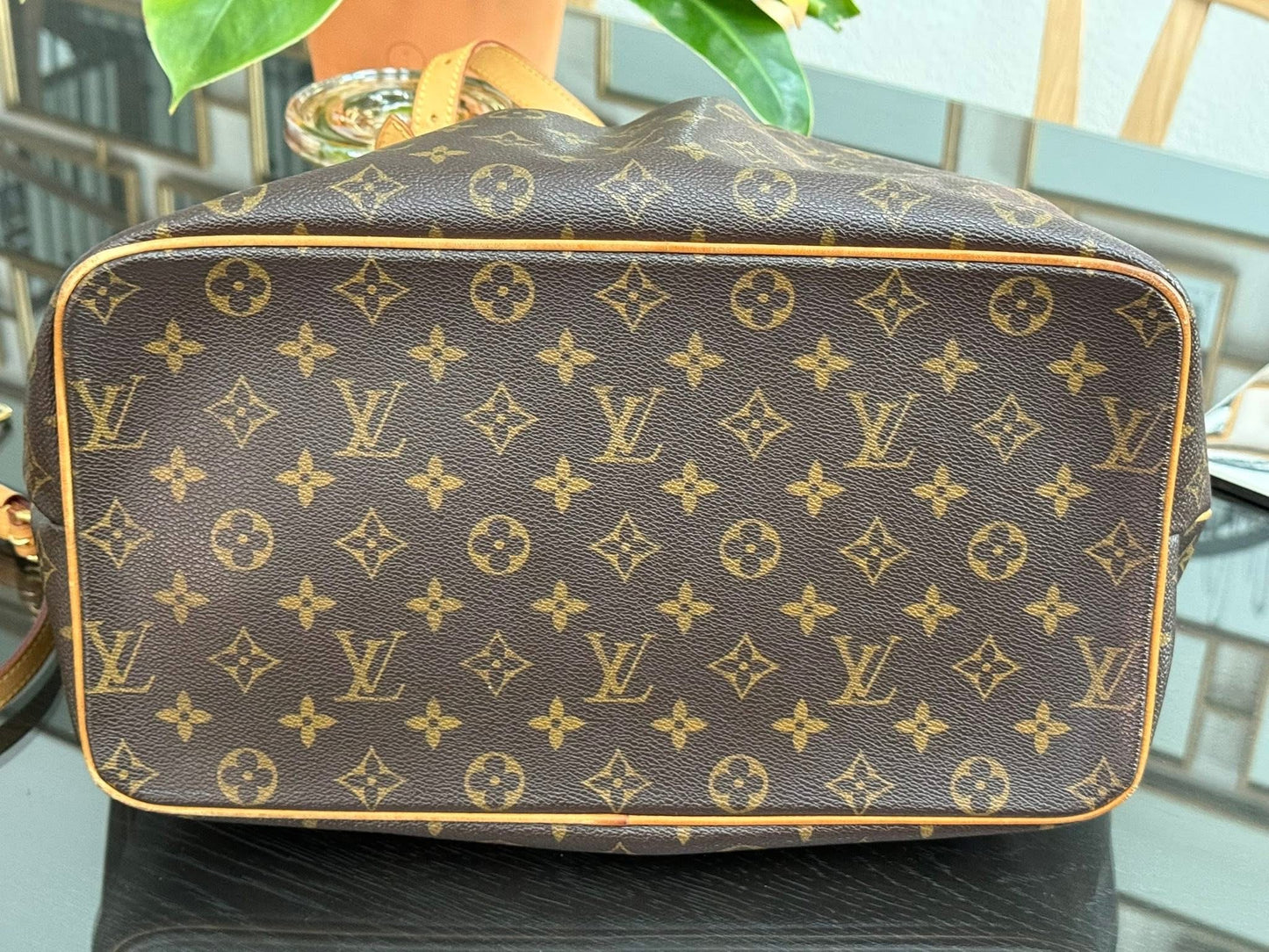 Palermo GM with Original Strap. Dustbag and Insert Organizer 🌺
Year: 2009
