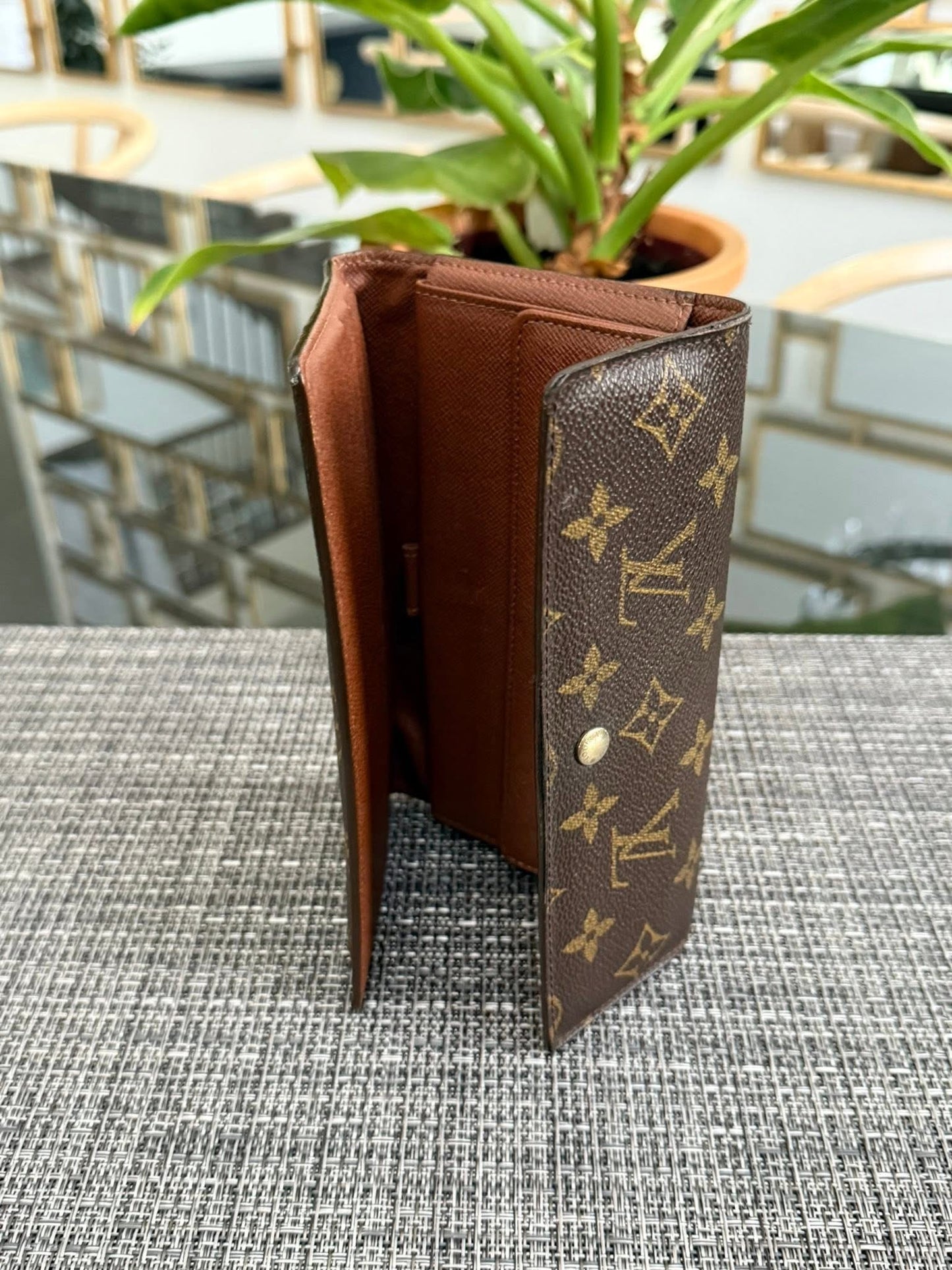 International Wallet in Monogram 🗓️ Year: 2003