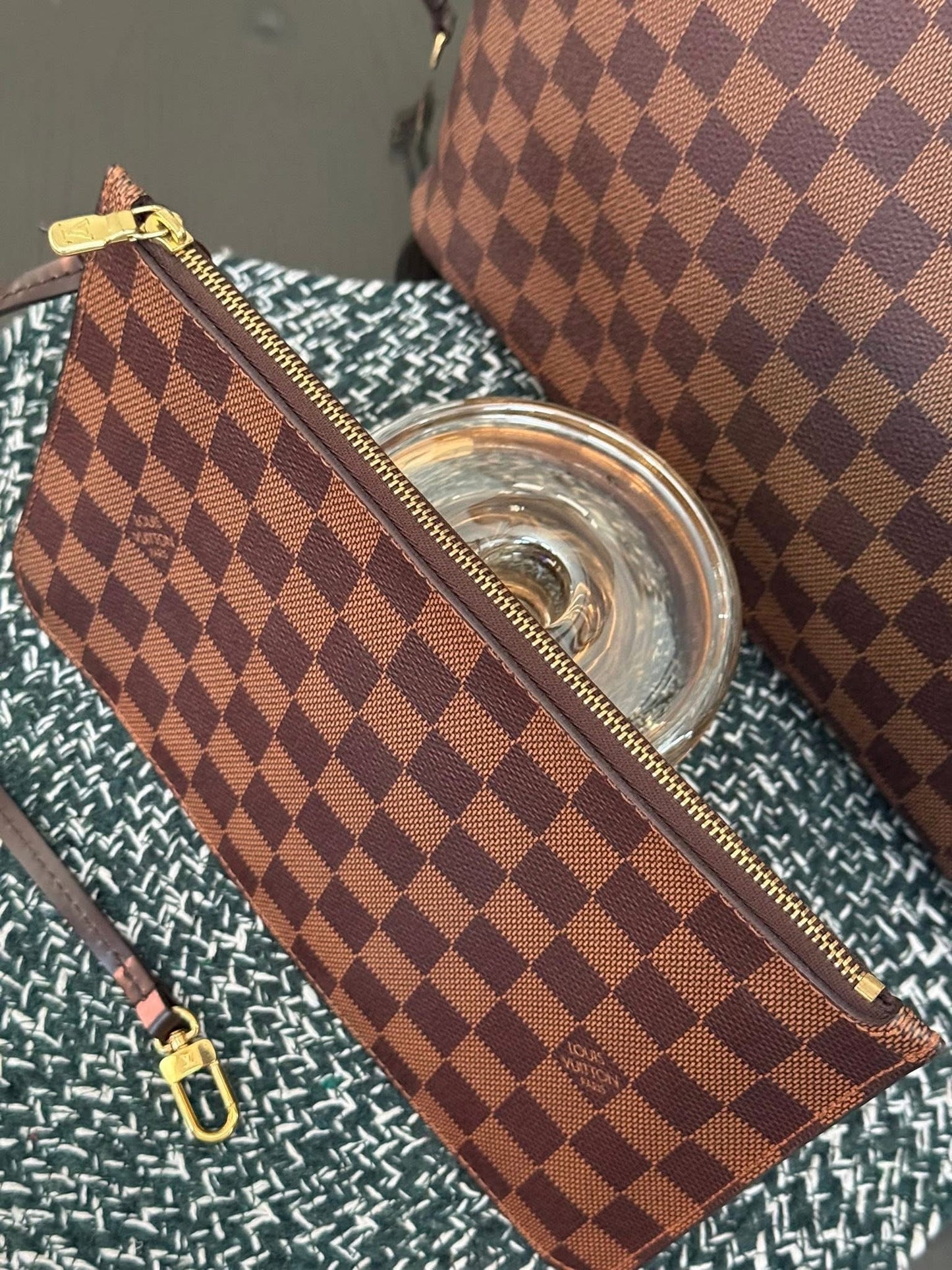 Neverfull MM in DE with Pouch comes with Dustbag and Non branded Twilly 🌺 📅 Year: 2015