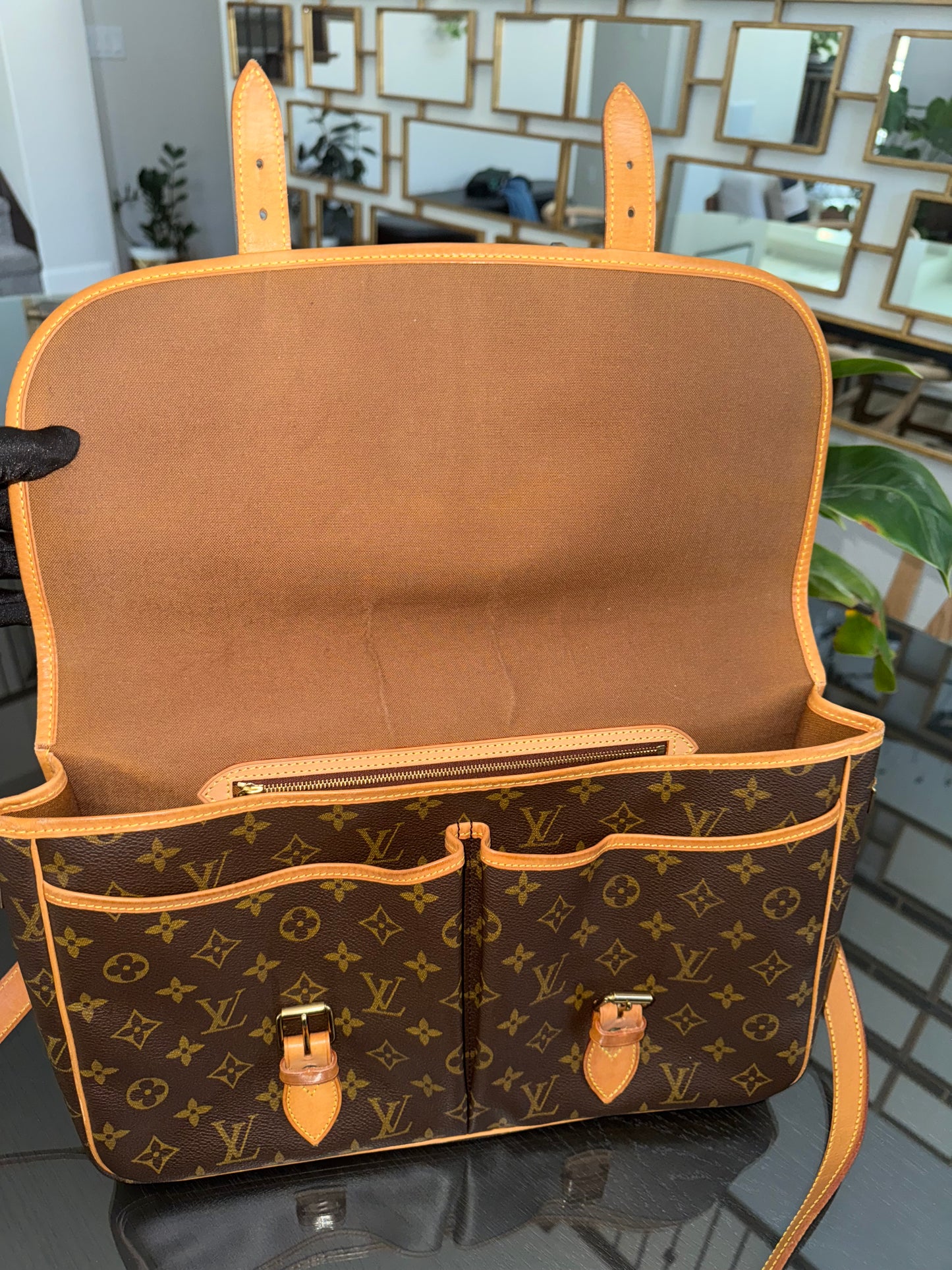 Gibeciere GM Messenger/ Crossbody Bag 📅 Year: 1994