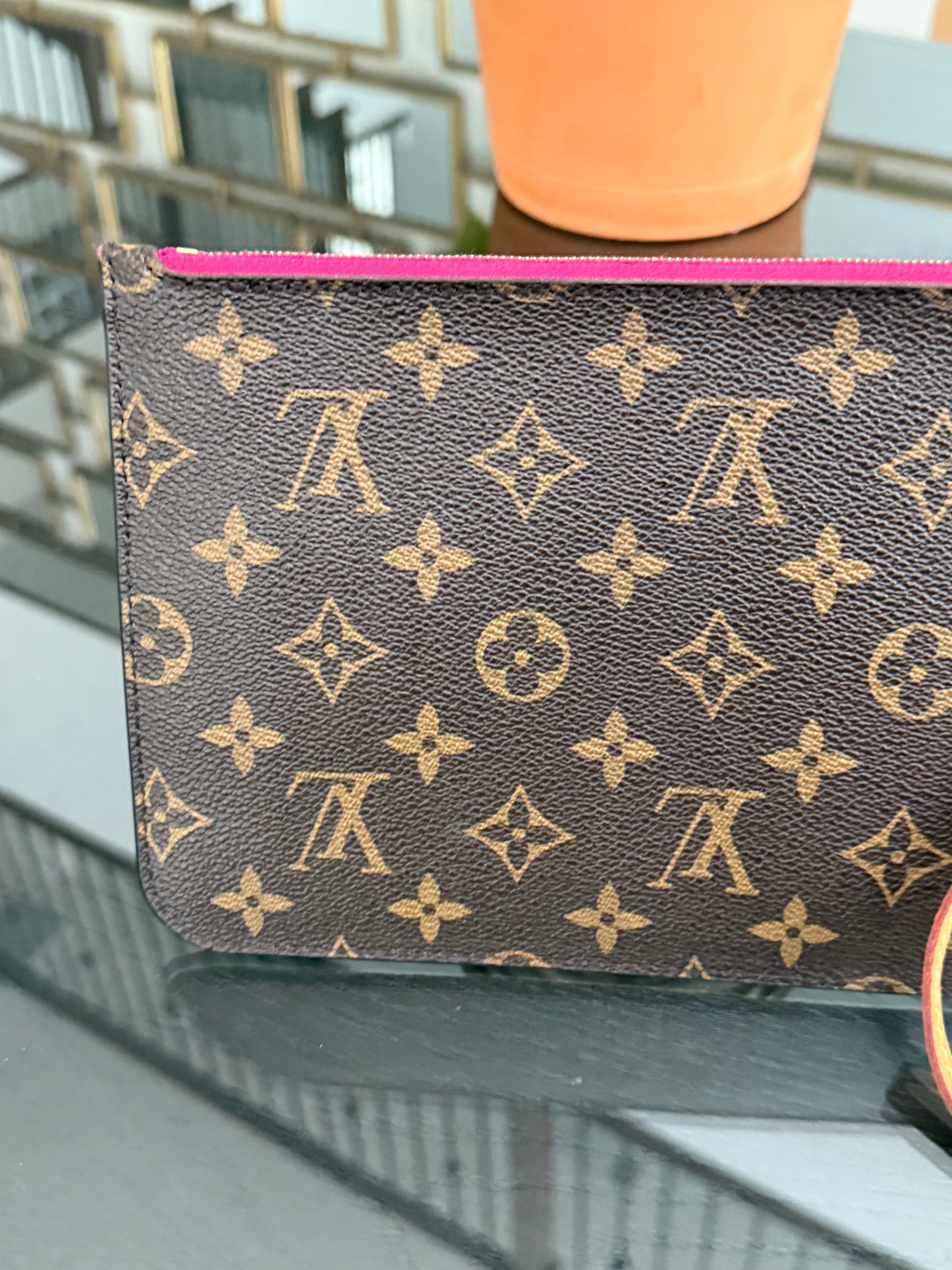 Neverfull MM Pouch in Peony interior -🗓️ Year:2019