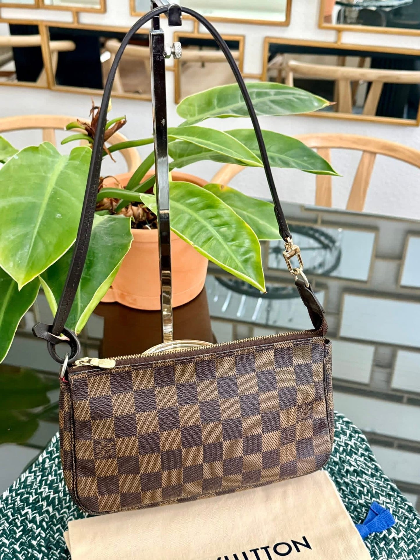 Pochette Accessories in DE with Non branded Strap 📅 Year: 2007