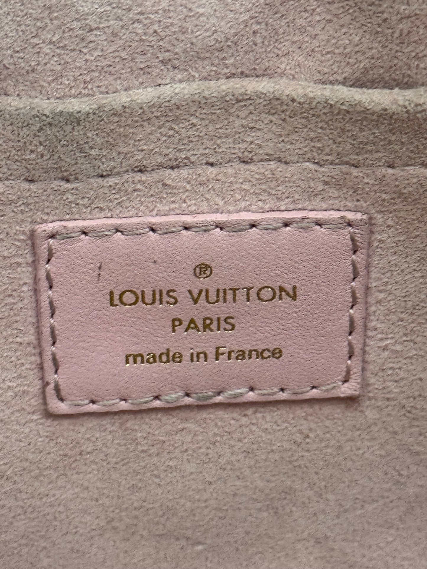 New Wave Camera Bag -🗓️ Year: 2019