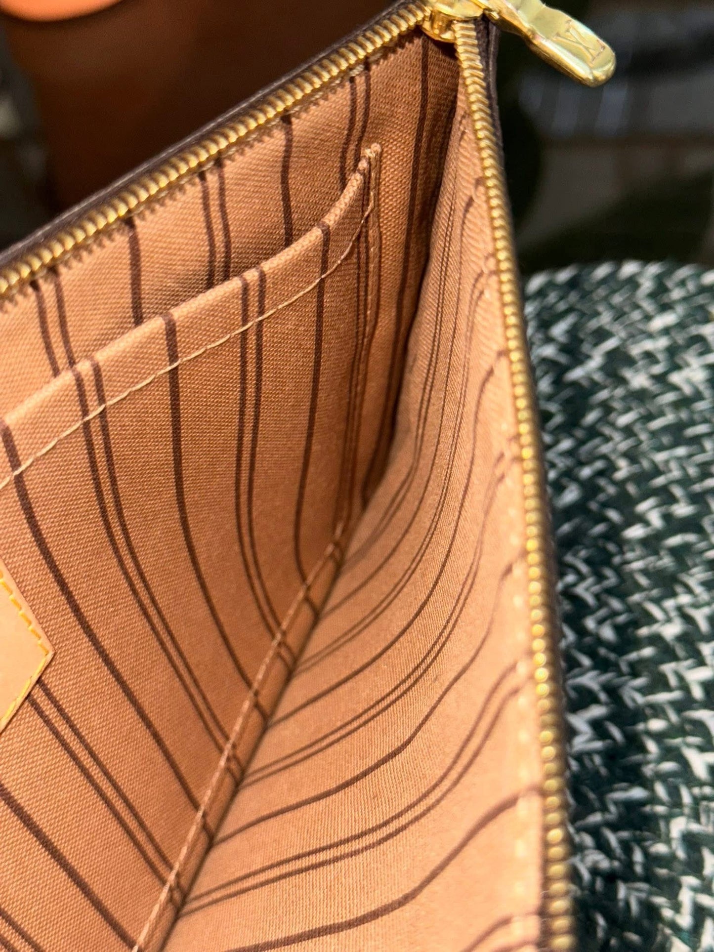 Neverfull MM/GM Pouch with Wriststrap 🗓️ Year: 2021