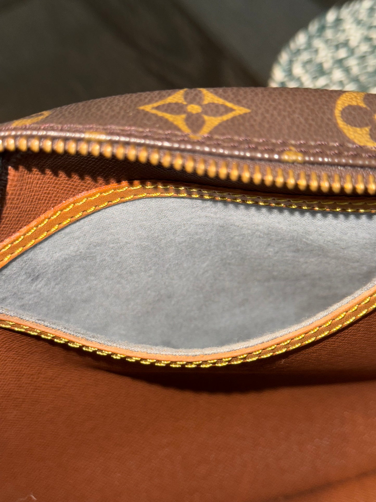 Blois Crossbody -🗓️ Year: 1995