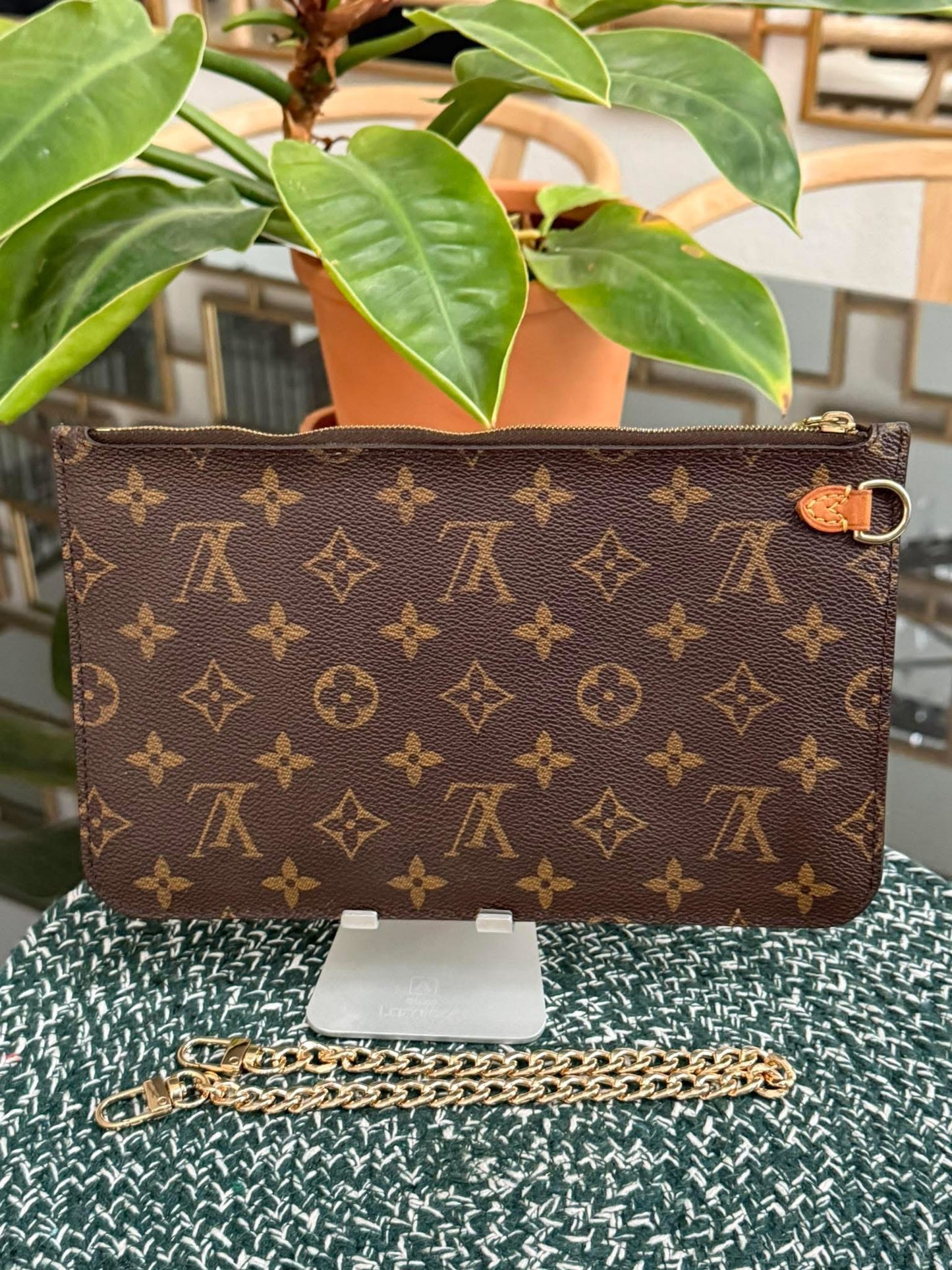 Neverfull MM/ GM Pouch with Non branded Wriststrap 🗓️ Year: 2018