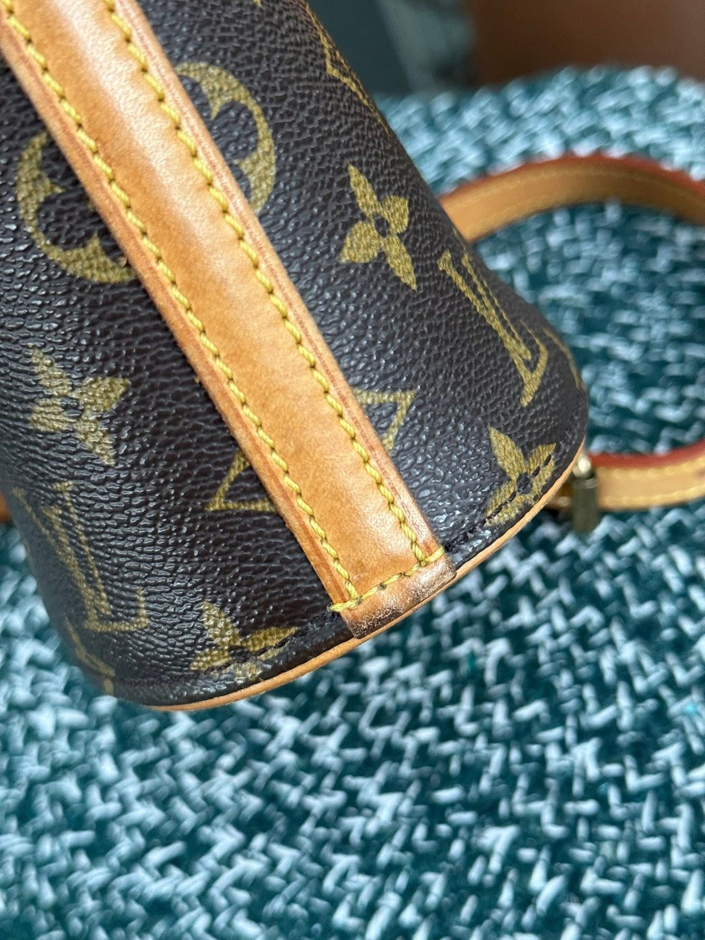 Drouot Crossbody-🗓️ Year: 2004