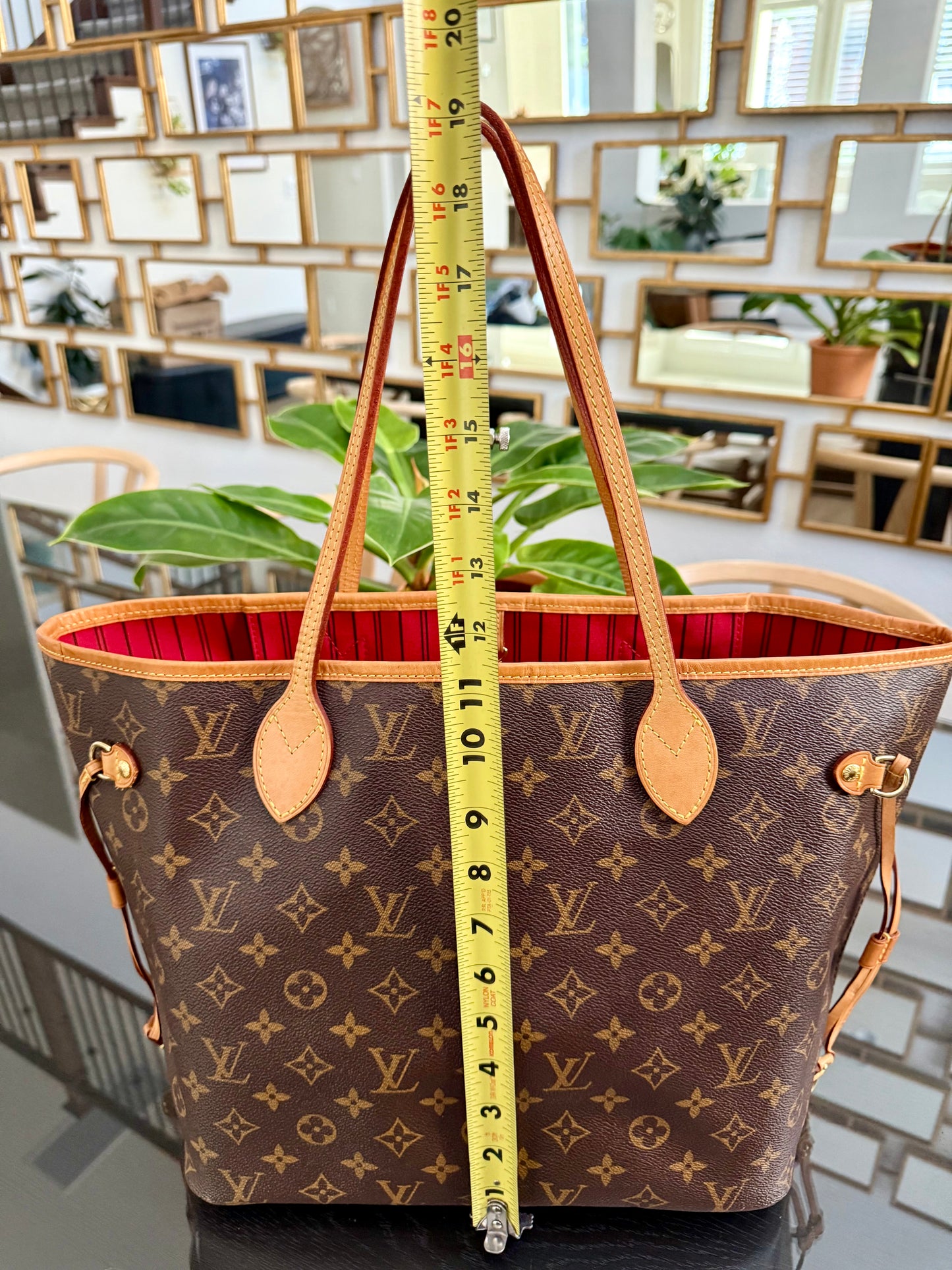Neverfull MM in Cerise/ Red interior with Dustbag 📅 Year: 2018