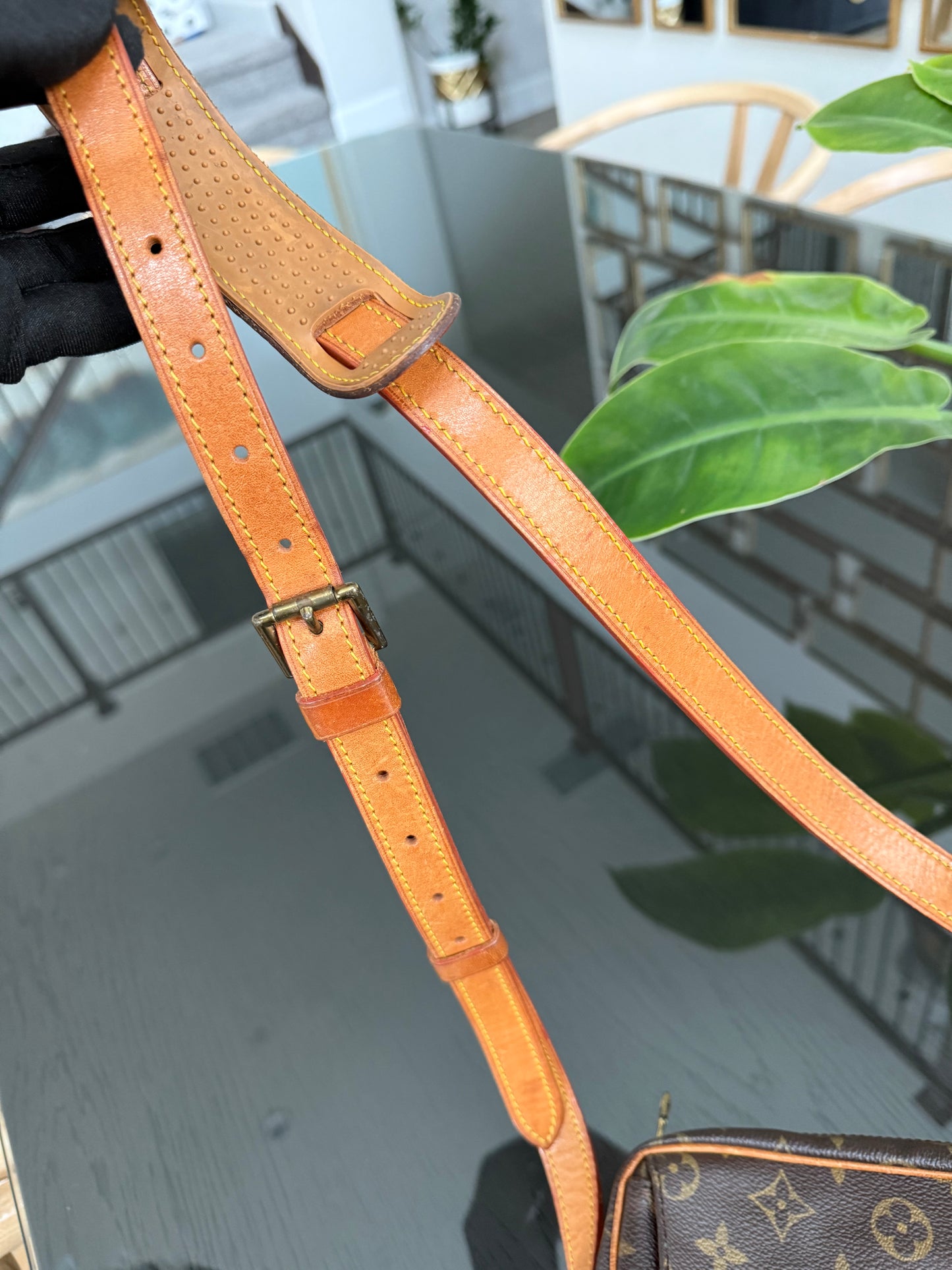 Jeaunefille GM Crossbody 📅 Year: 1987