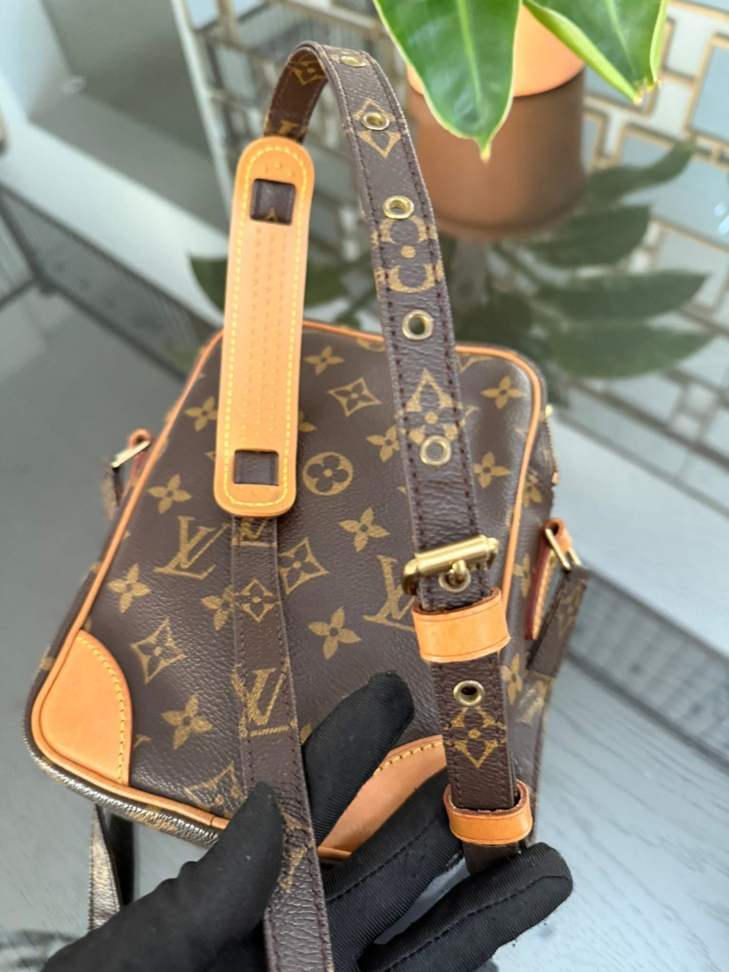 Amazon Crossbody Bag 🗓️ Year: 2000