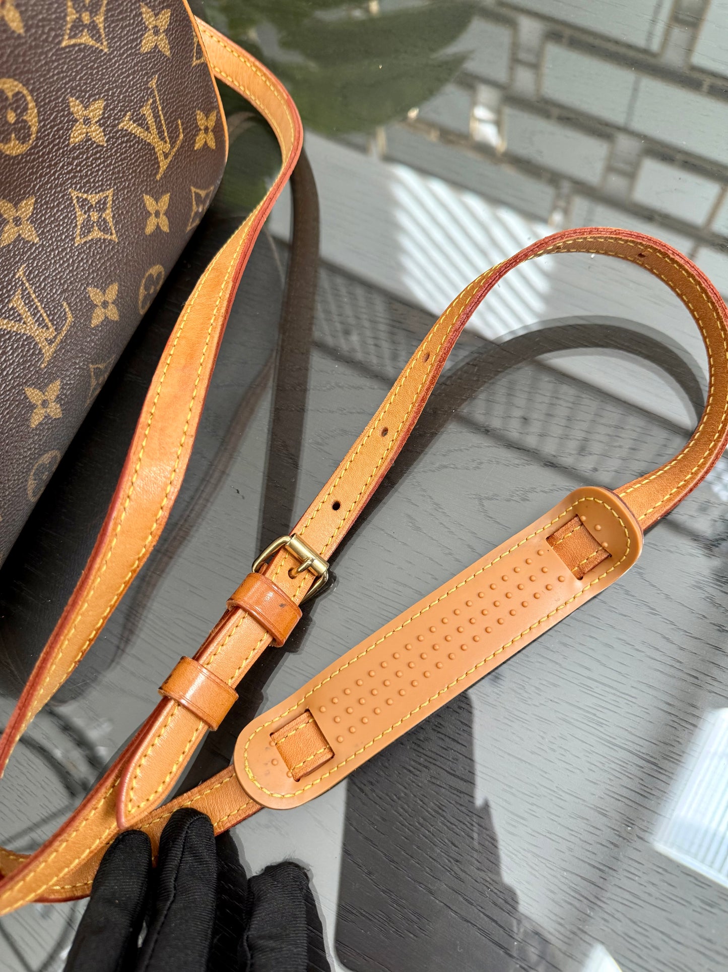 Blois Crossbody -🗓️ Year: 1995