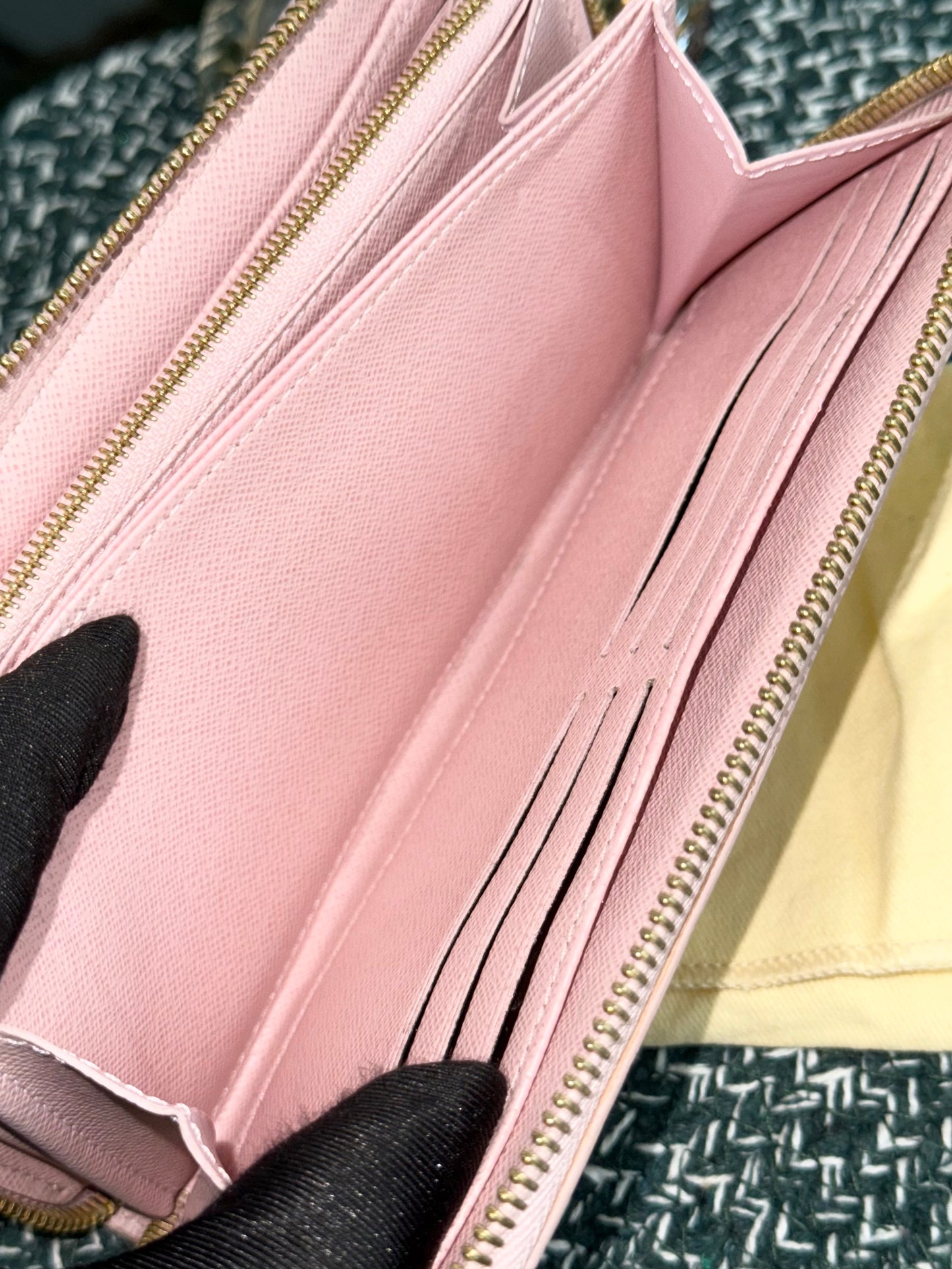 Zippy Long Wallet Azur in Rose Ballerine with Dustbag 🗓️ Year: 2018