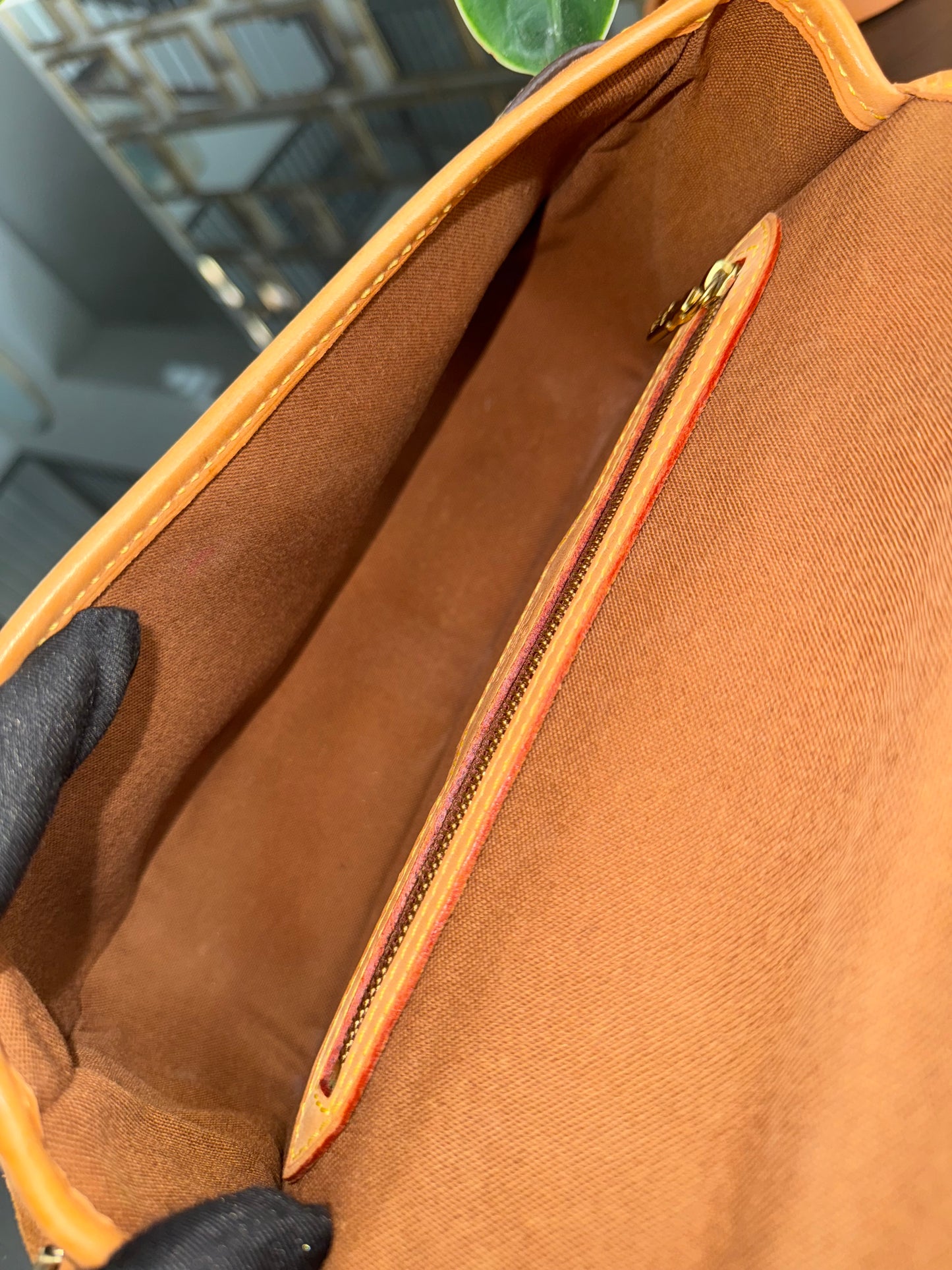 Sologne Crossbody 📅 Year: 2003