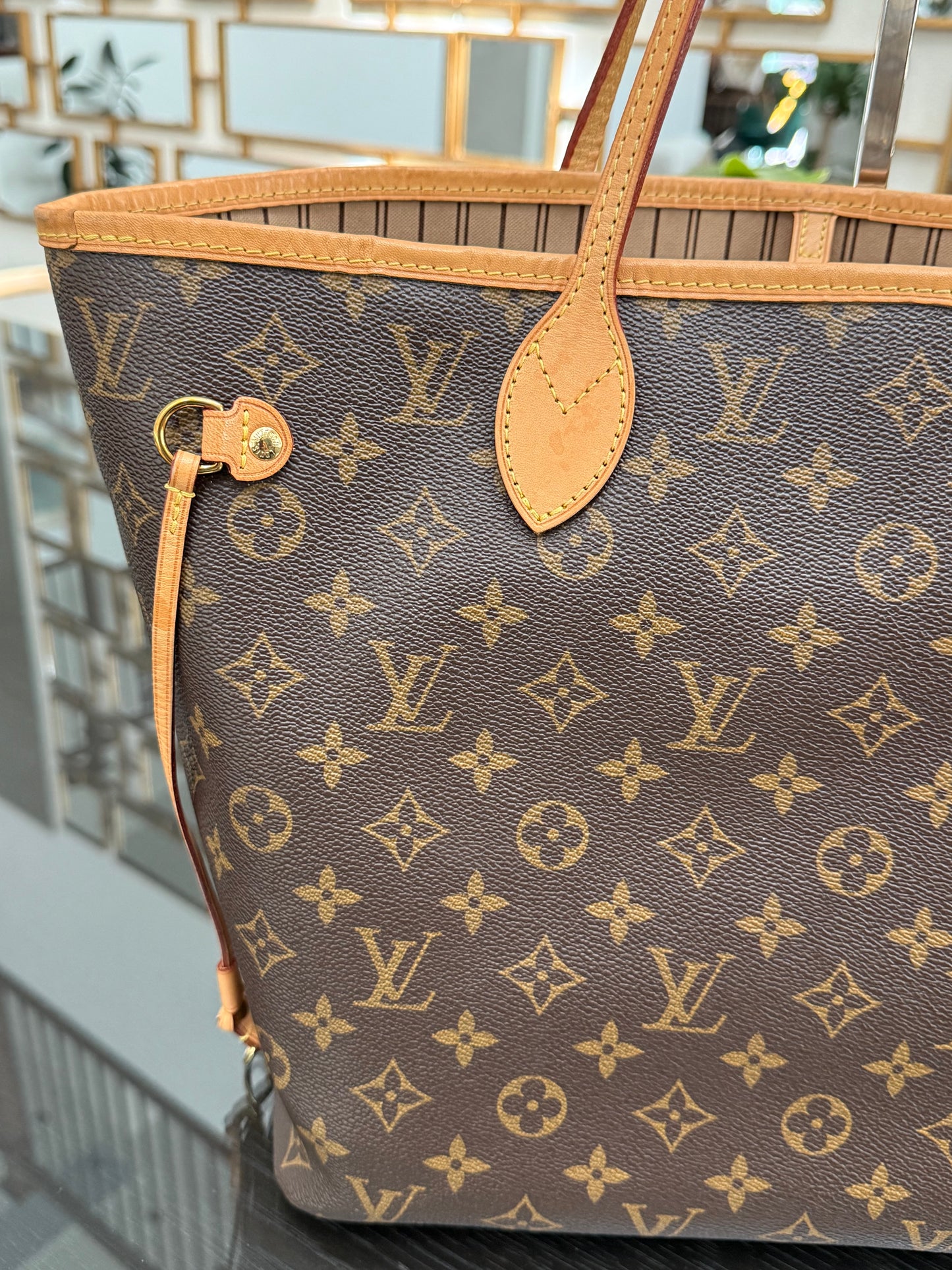 Neverfull MM in Monogram with Dustbag and Insert Organizer 📅 Year: 2017