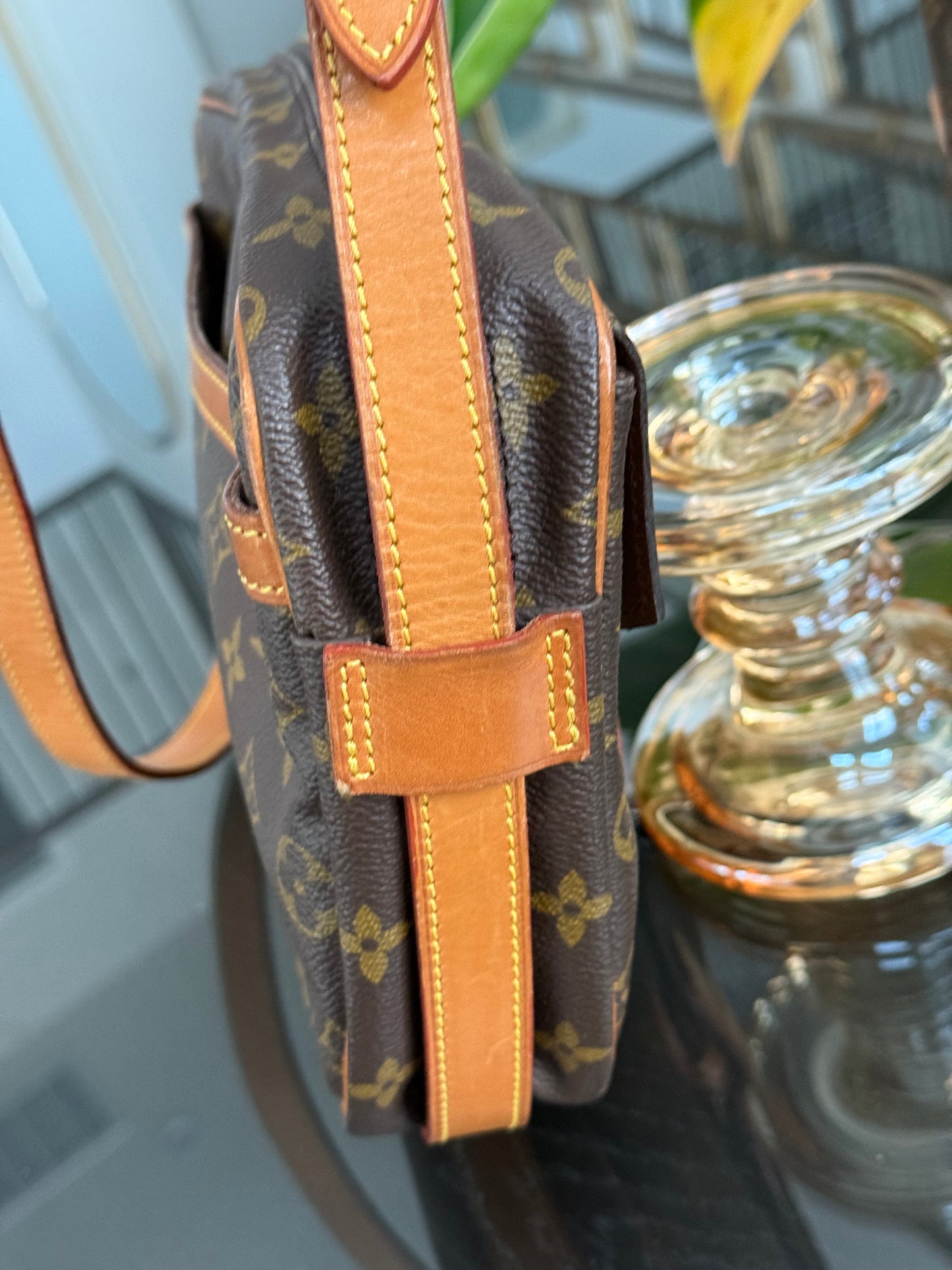 Jeaunefille GM Crossbody 📅 Year: 1989