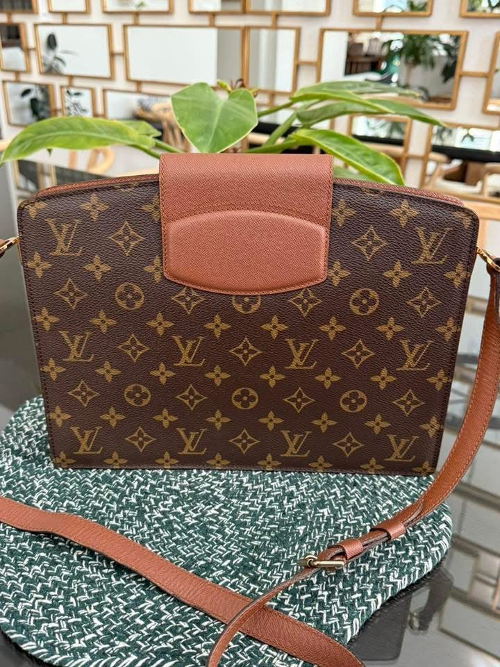 Courcelles Shoulder/ Crossbody bag 📅 Year: 1997