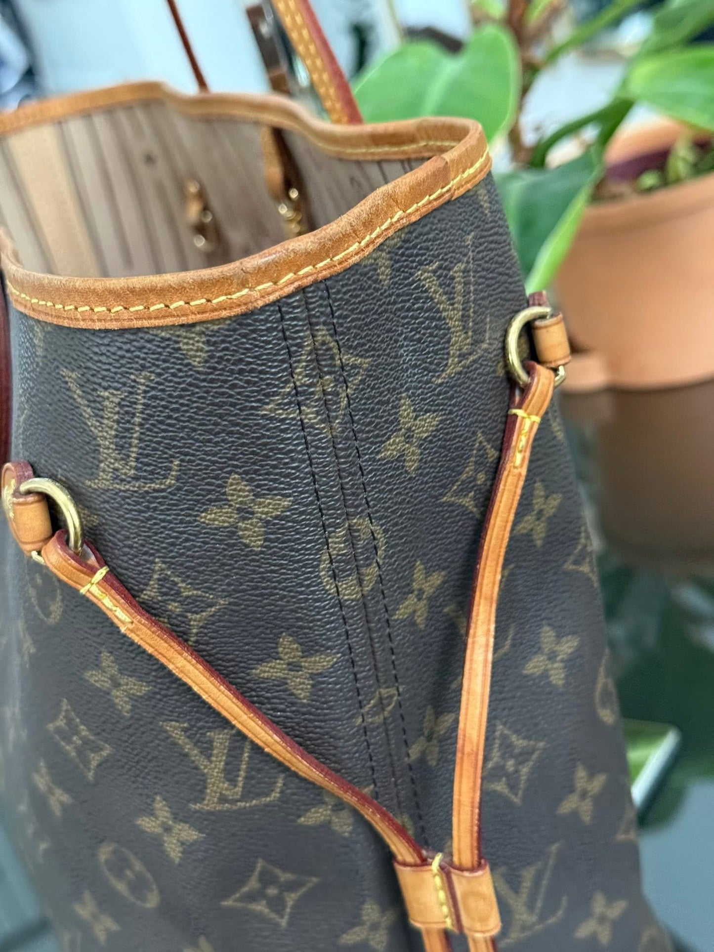 Neverfull MM with Dustbag and Insert Organizer 📅 Year: 2011
