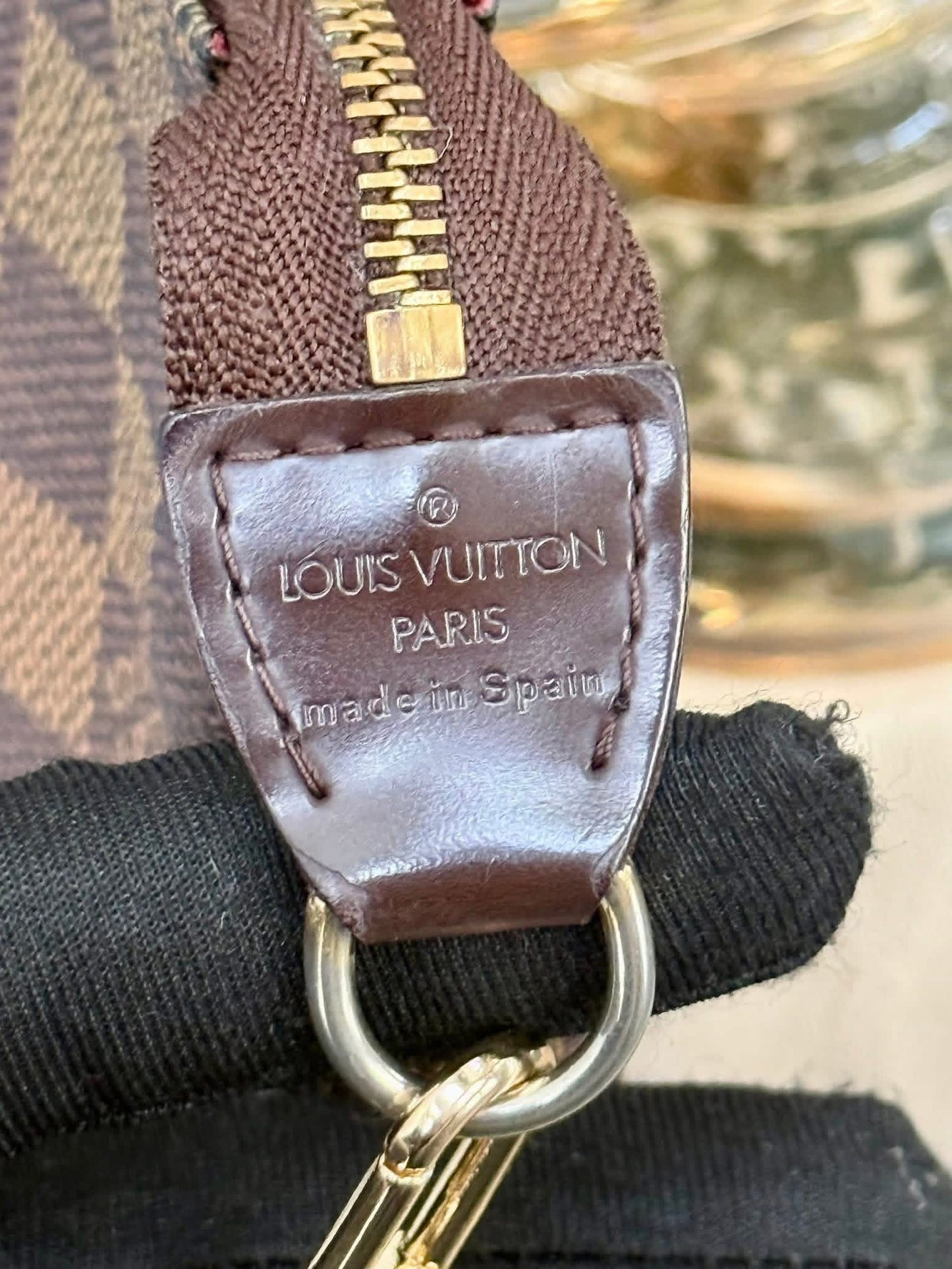 Pochette Accessories in DE with Non branded Strap 📅 Year: 2007