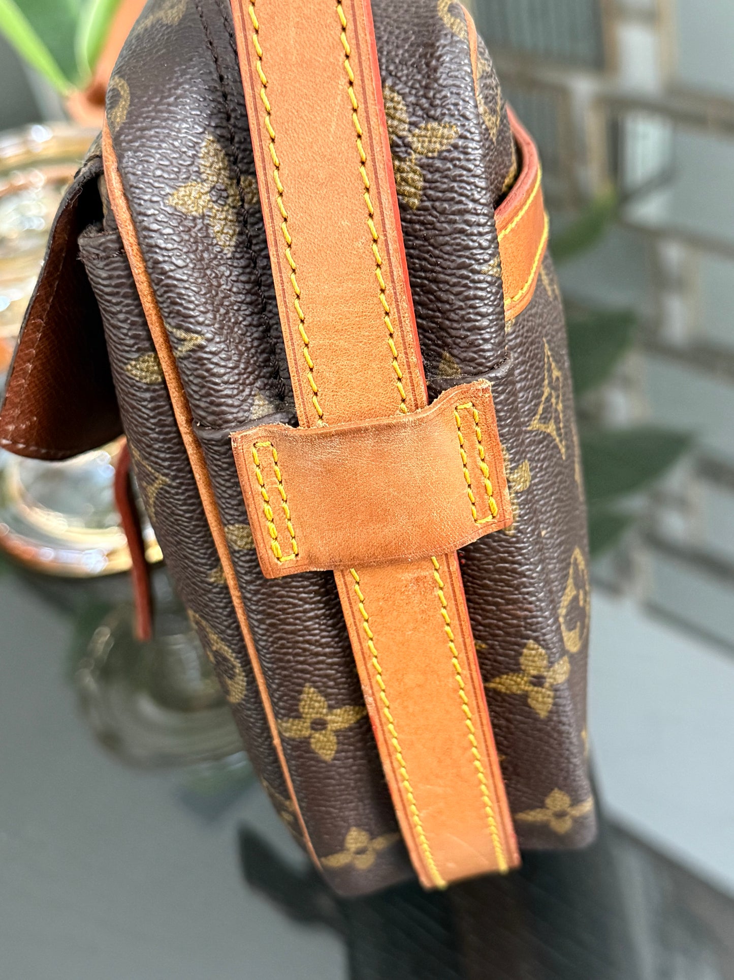 Jeaunefille GM Crossbody 📅 Year: 1987