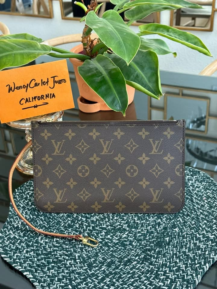 Neverfull MM/GM Pouch with Wriststrap 🗓️ Year: 2021