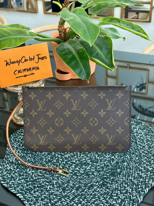 Neverfull MM/GM Pouch with Wriststrap 🗓️ Year: 2021