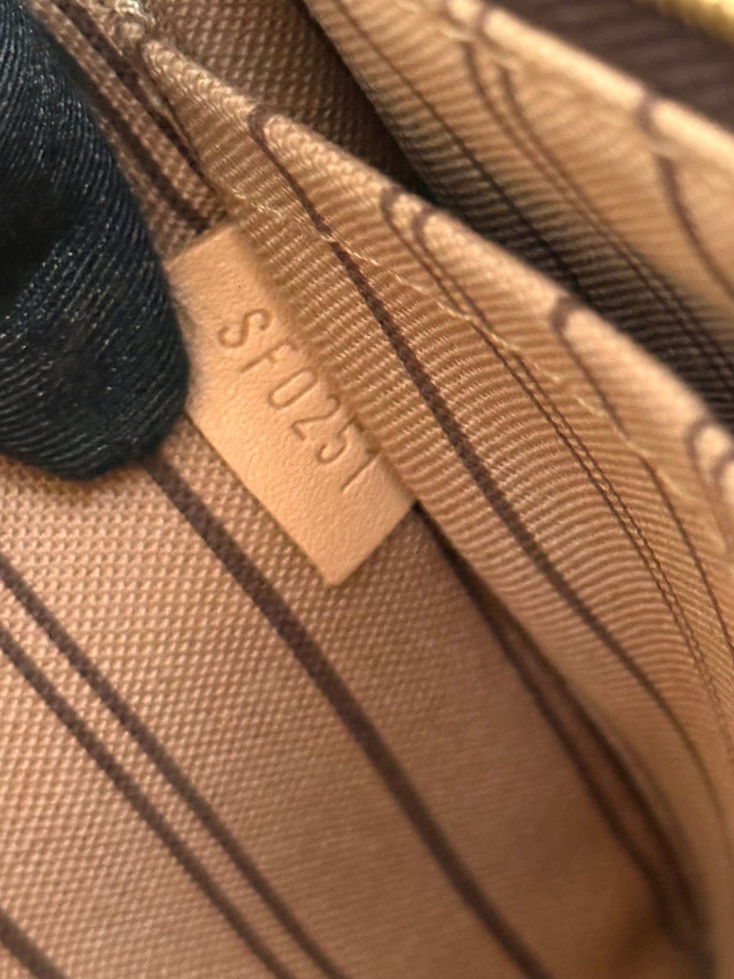 Neverfull MM/GM Pouch with Wriststrap 🗓️ Year: 2021