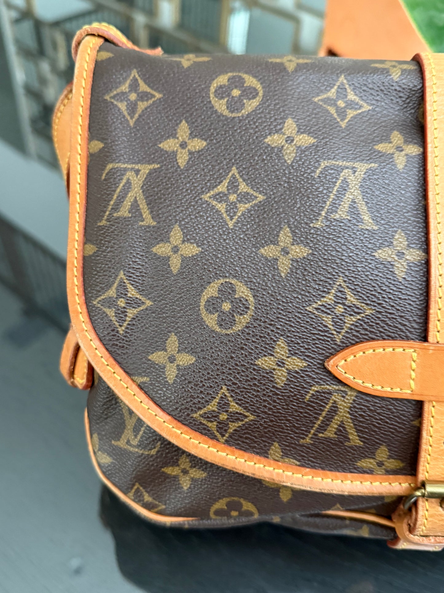 Saumur 30 Crossbody 🌺 Year: 1989