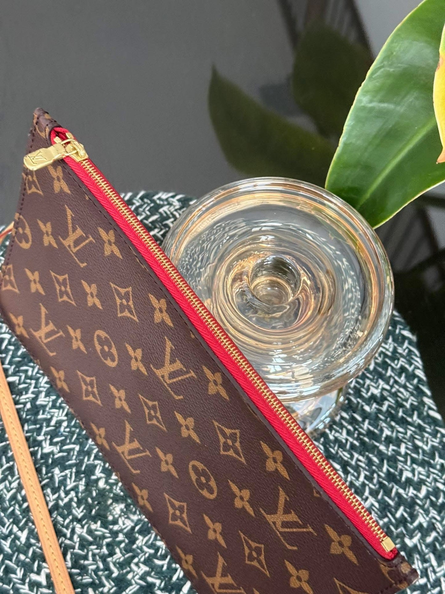 Neverfull MM/GM Pouch in Cerise 🗓️Microchip & Authenticated