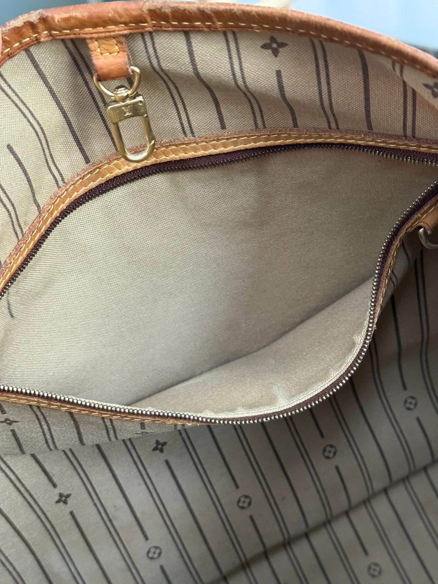 Delightful GM with Insert Organizer 📅 Year: 2010
