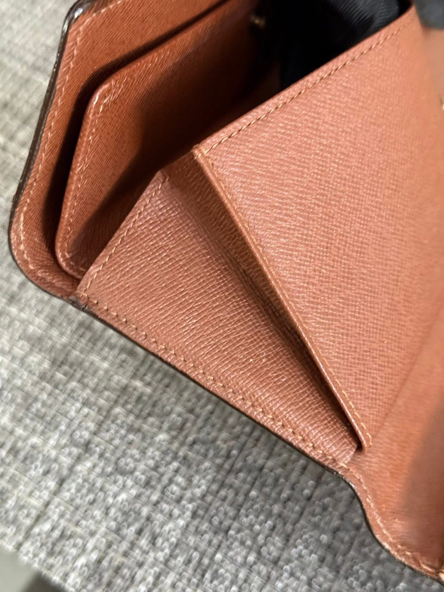 International Wallet in Monogram 🗓️ Year: 2003