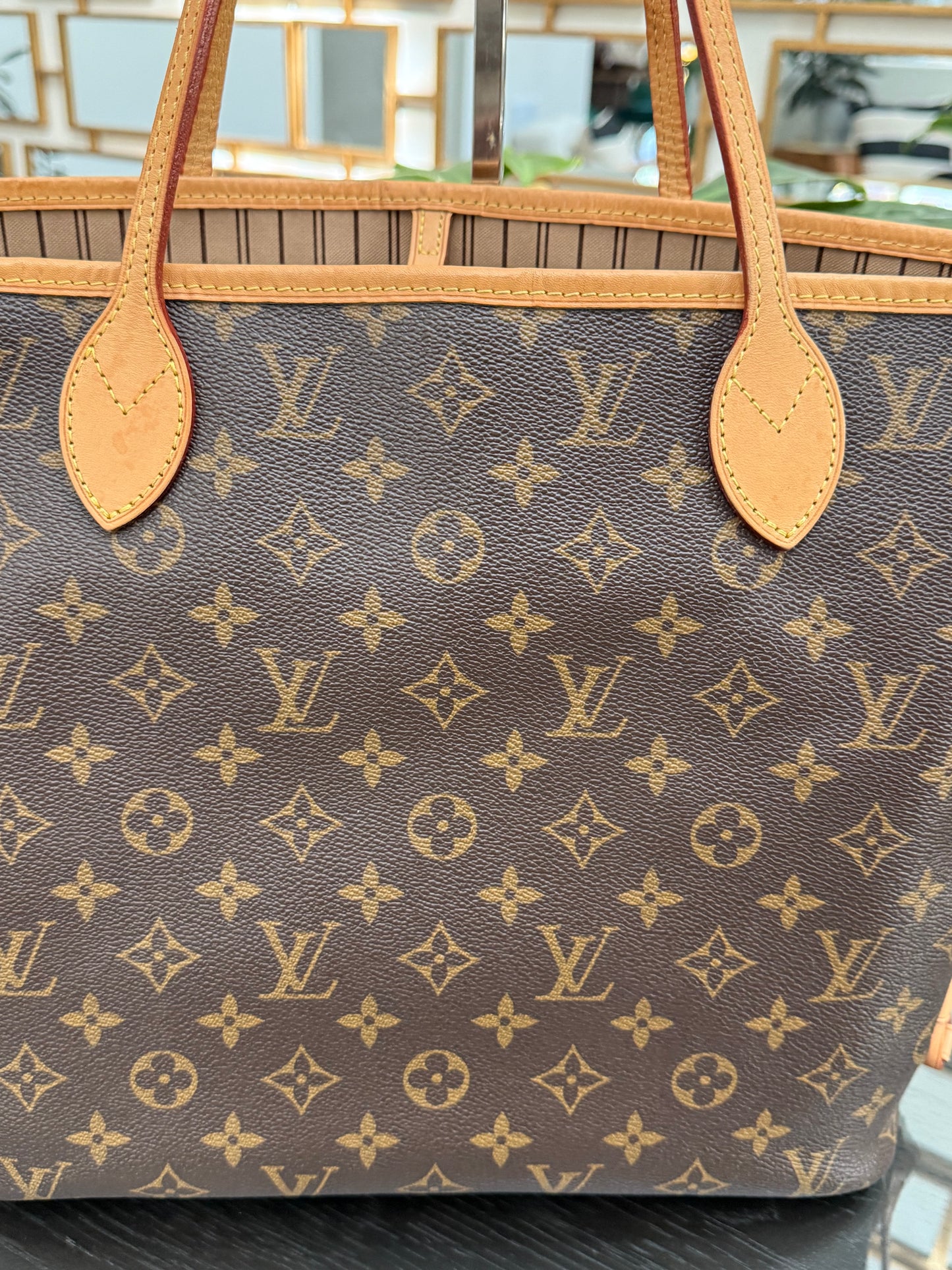 Neverfull MM in Monogram with Dustbag and Insert Organizer 📅 Year: 2017