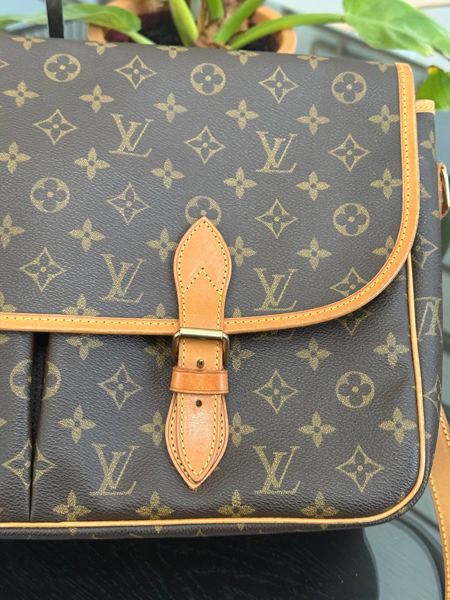 Gibeciere GM Messenger/ Crossbody Bag 📅 Year: 1994