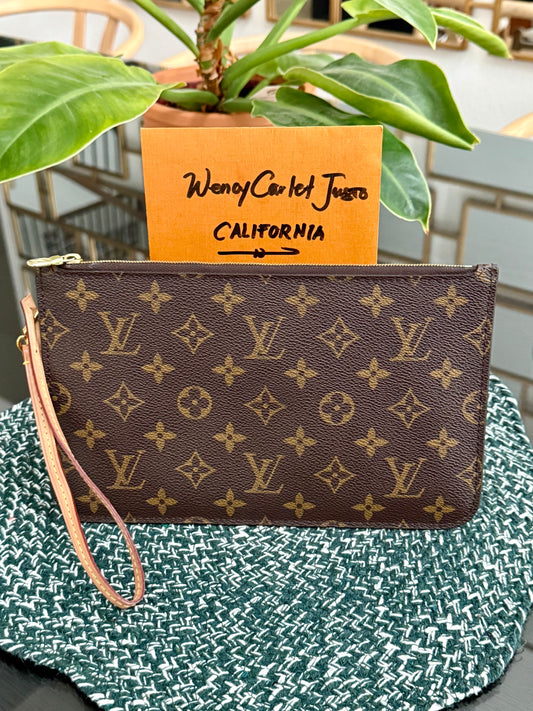 Neverfull MM/ GM Pouch with Wriststrap 🗓️ Year: 2020