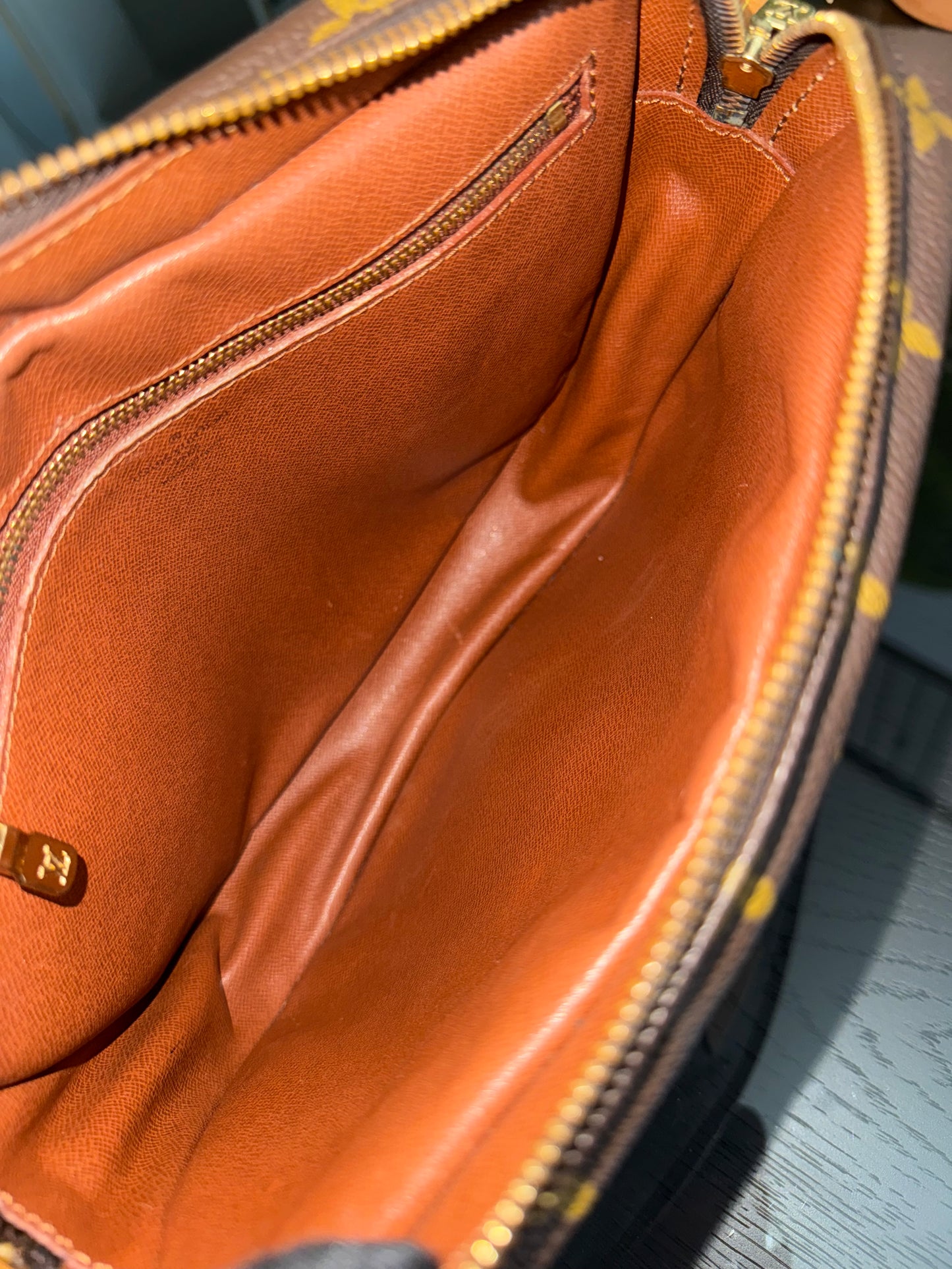 Jeaunefille GM Crossbody 📅 Year: 1989