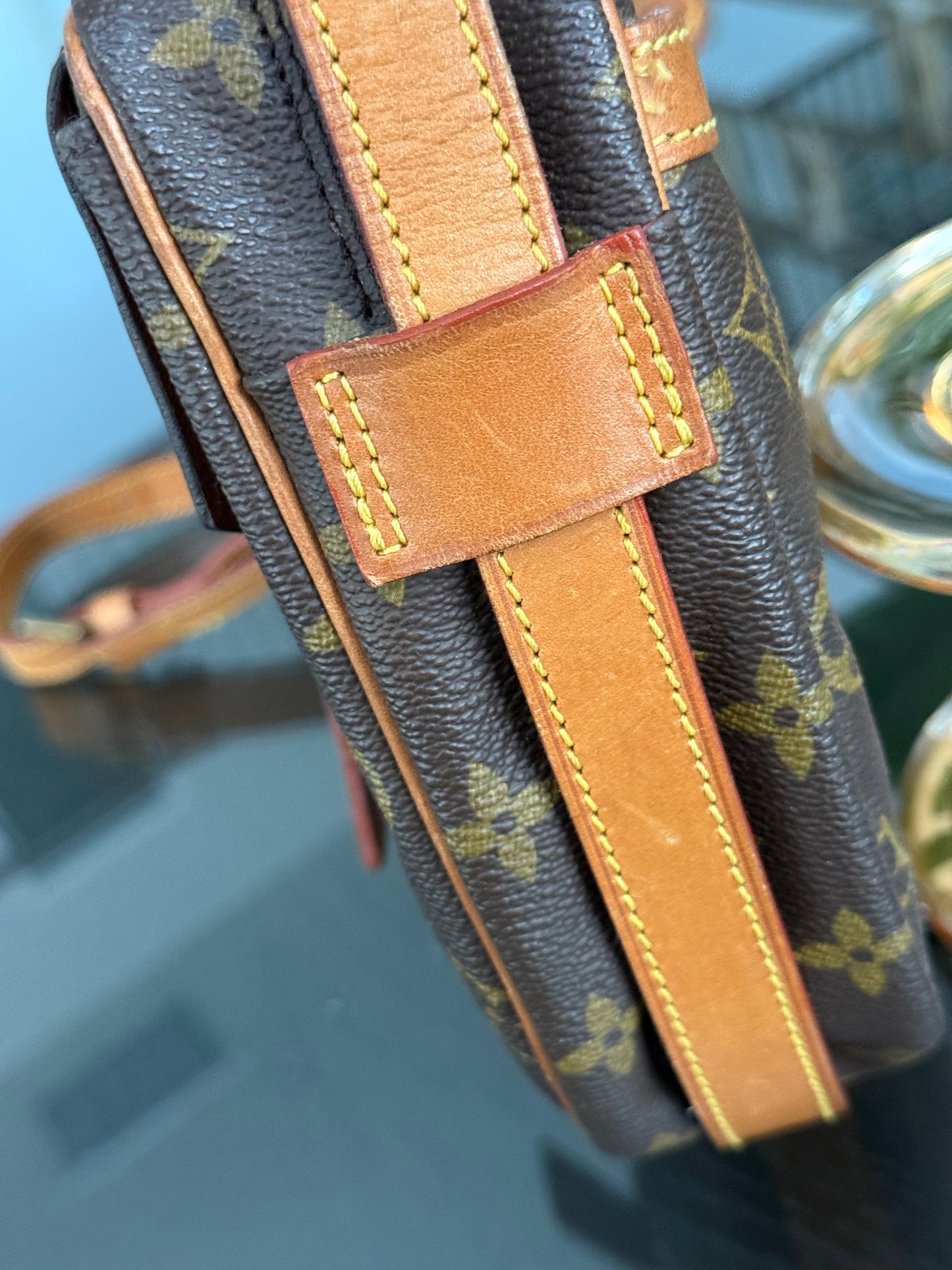 Jeaunefille GM Crossbody 📅 Year: 1989