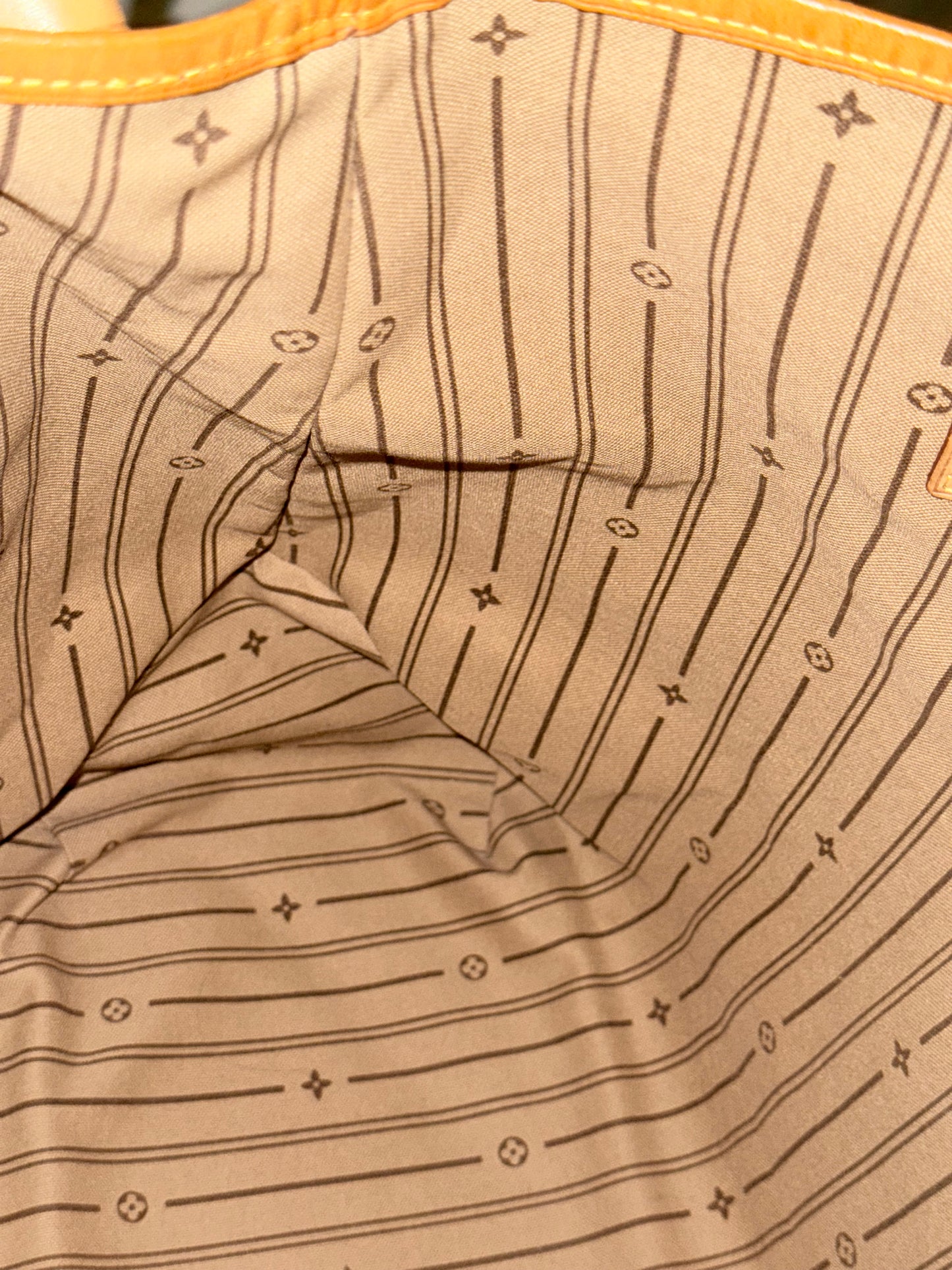 Delightful GM with Dustbag 🌹📅 Year: 2011