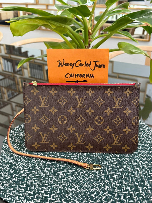 Neverfull MM/GM Pouch in Cerise interior -🗓️ Year: 2017