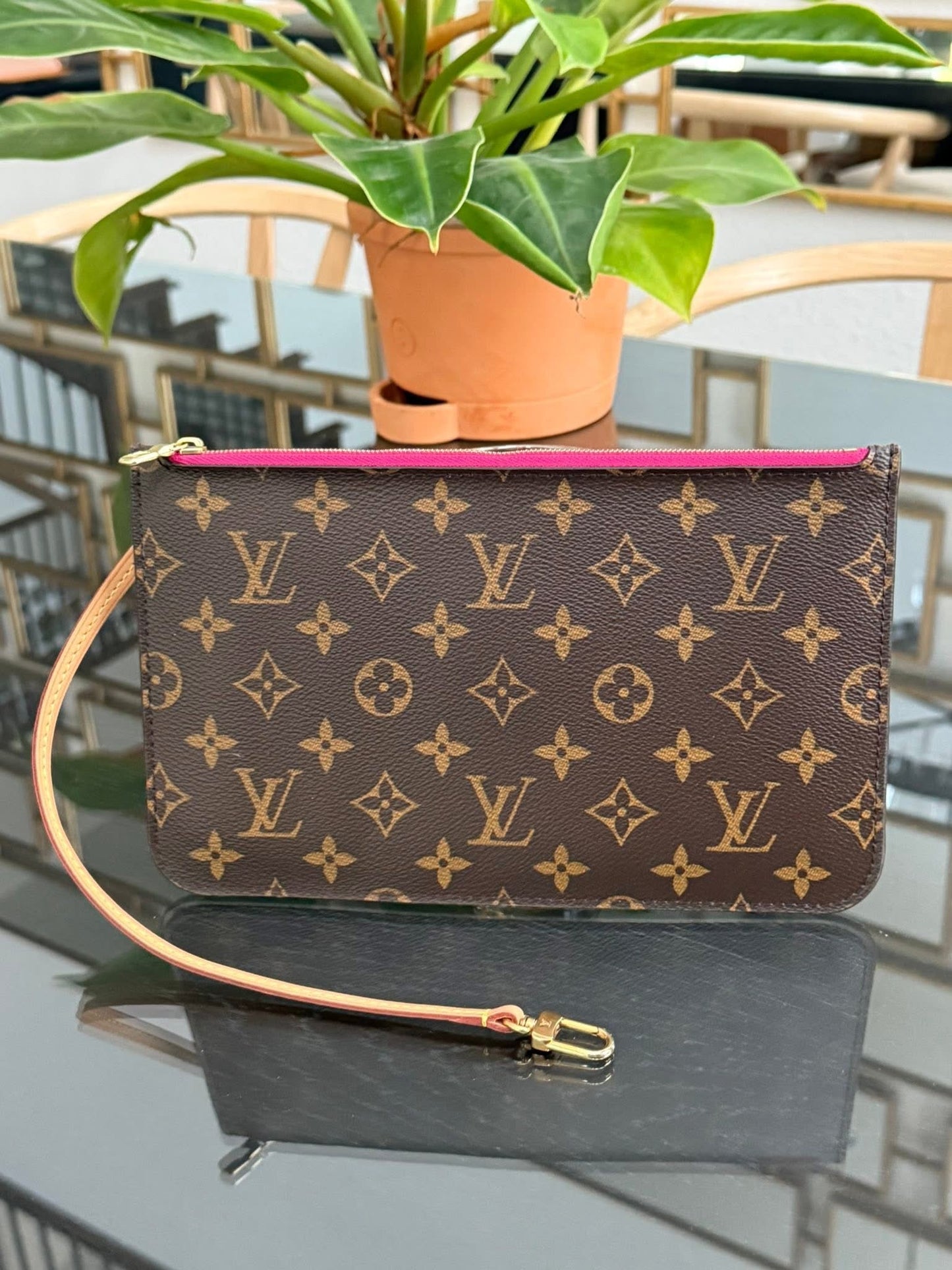 Neverfull MM/GM Pouch in Peony 🗓️ Year: 2016