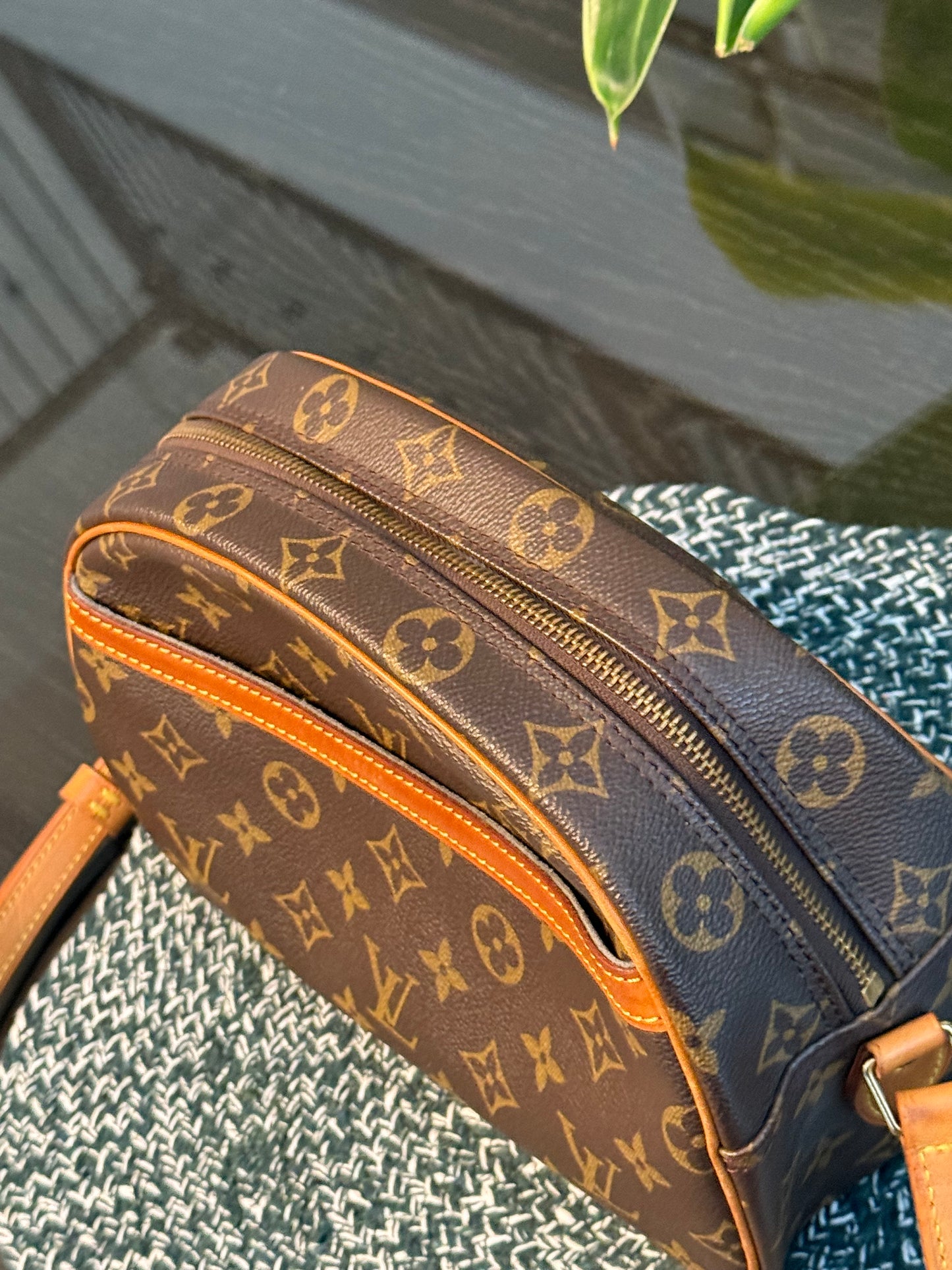 Blois Crossbody -🗓️ Year: 1995