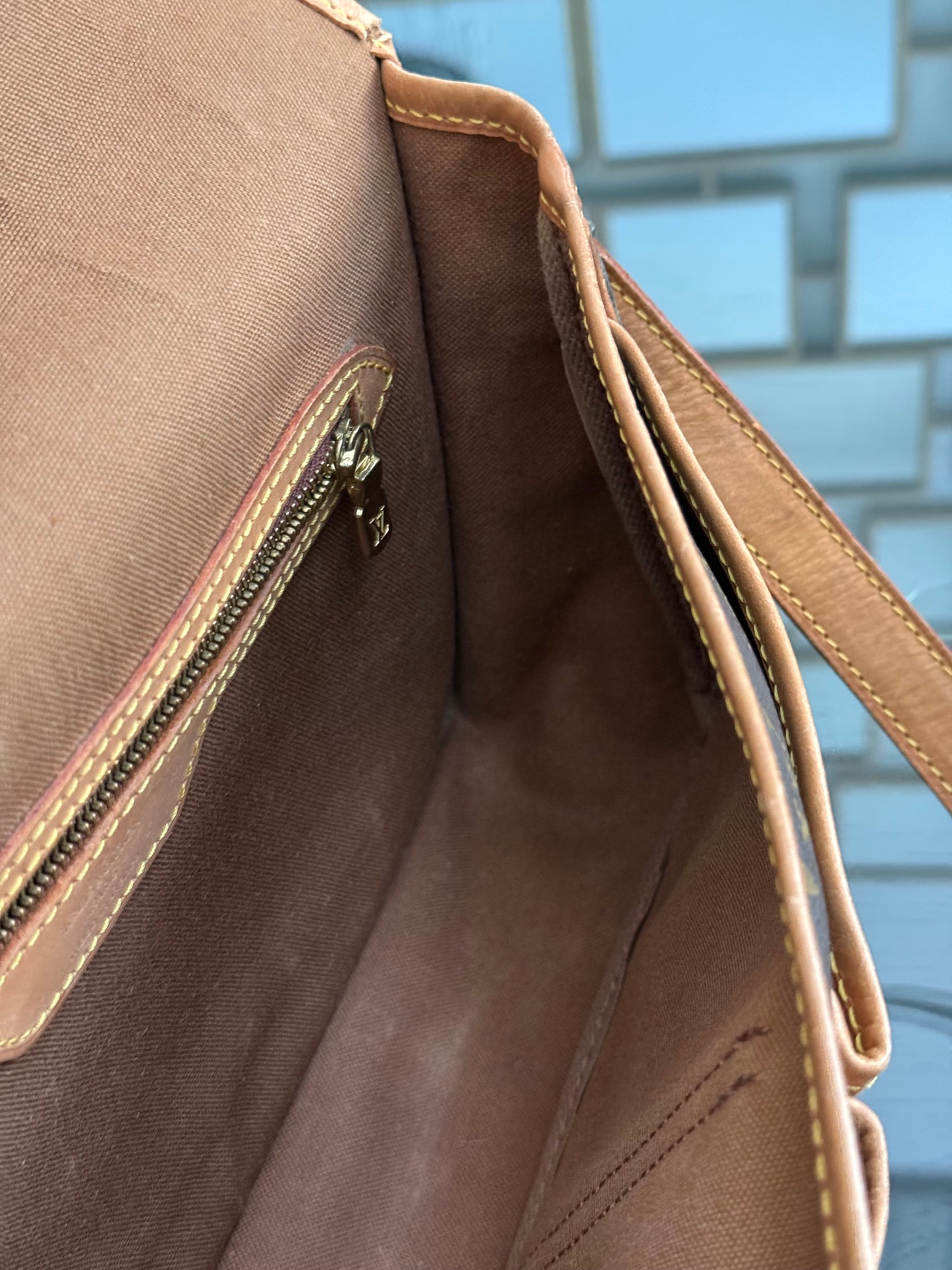 Gibeciere MM Crossbody Messenger -
📅 Year: 1991