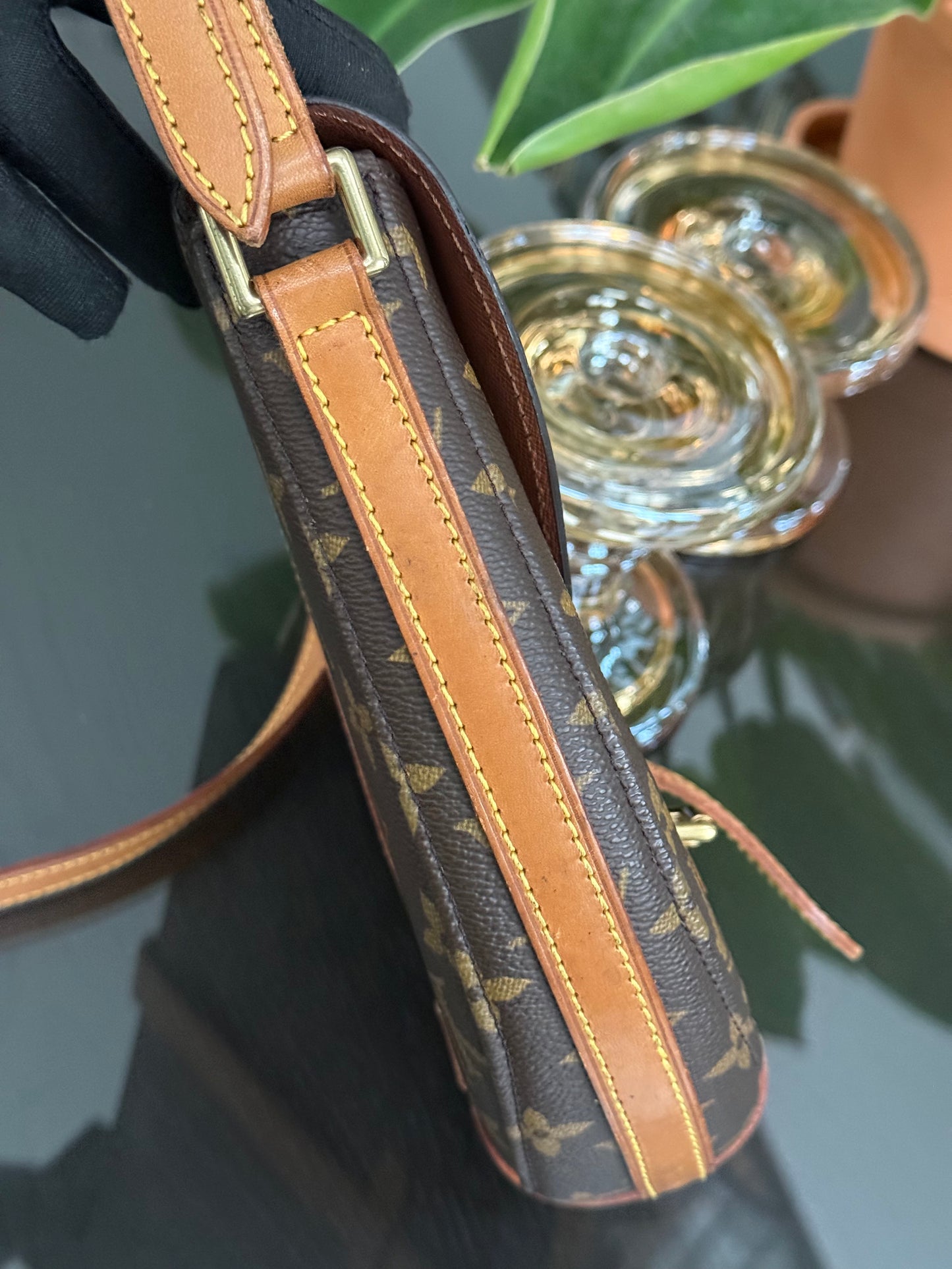 Chantilly MM Crossbody Bag 🌺Year: 1995