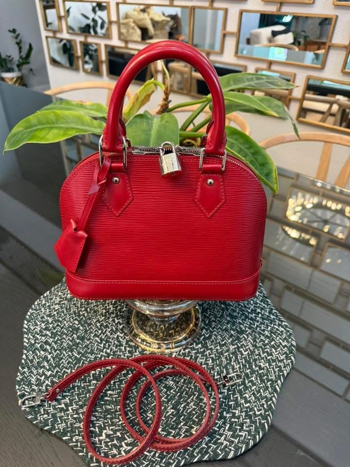 Alma BB in Epi Red with Clochette, Lock 🔐 keys, Original Strap, Dustbag and Insert Organizer 🗓️ Year: 2012