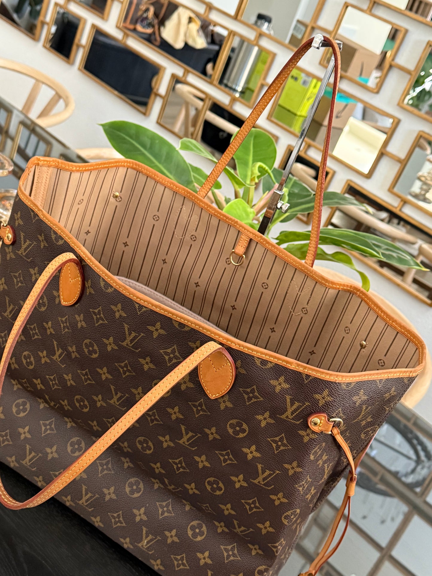 Neverfull GM with Dustbag and twilly -📅 Year: 2009