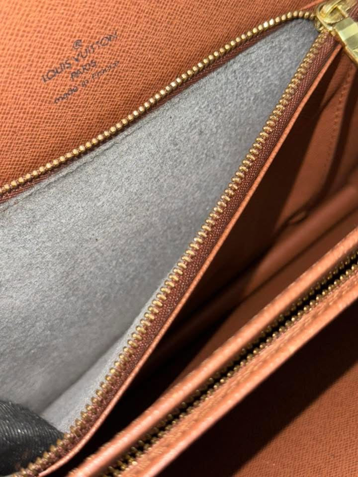 Courcelles Shoulder/ Crossbody bag 📅 Year: 1997