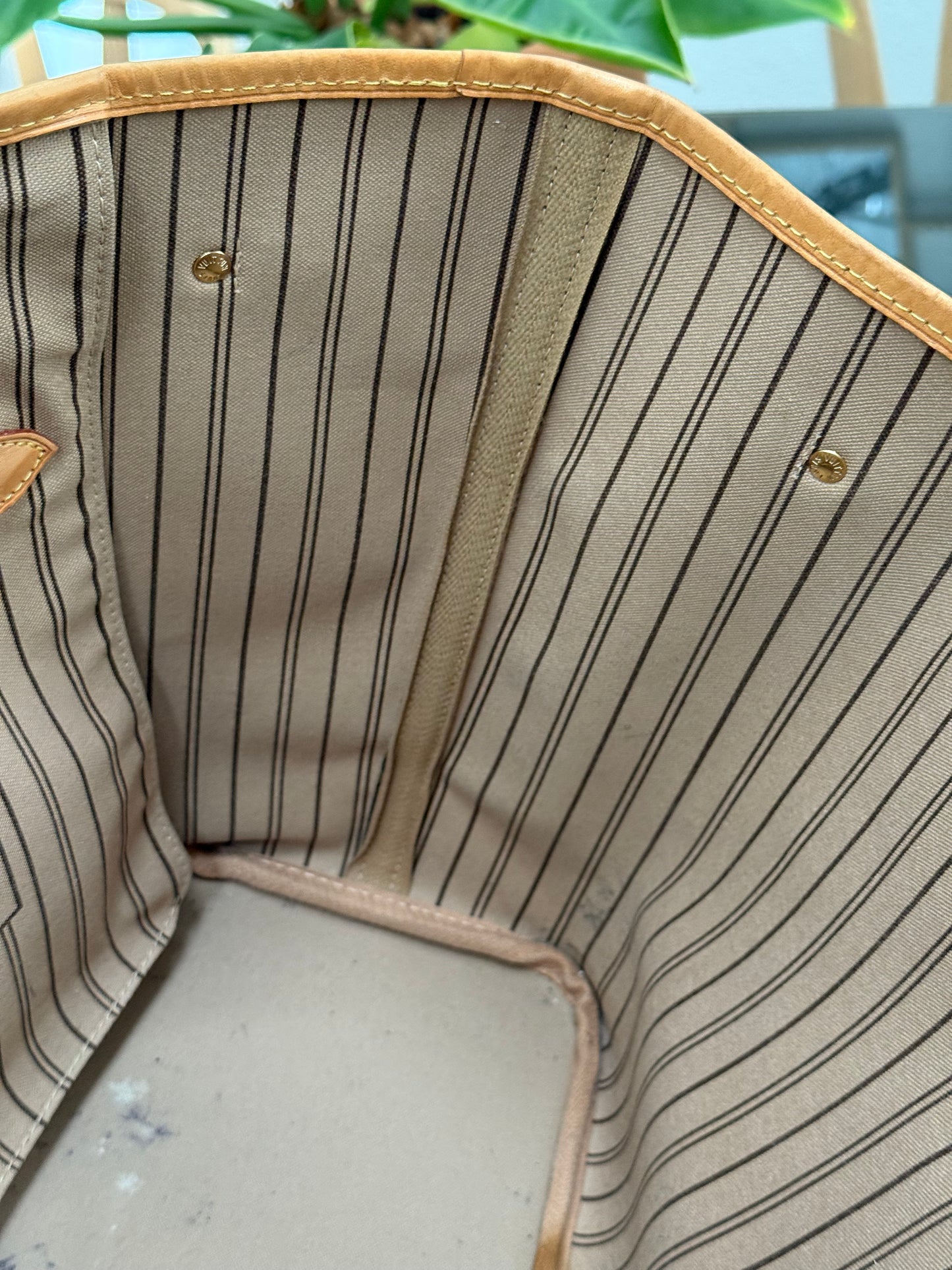 Neverfull MM in Monogram with Dustbag and Insert Organizer 📅 Year: 2017