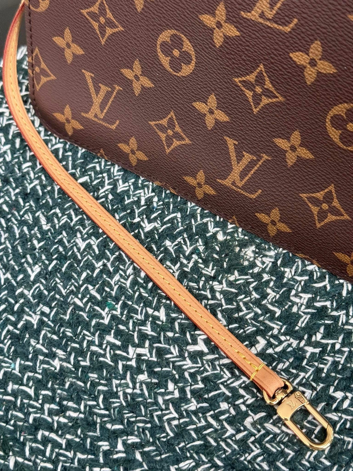 Neverfull MM/GM Pouch in Cerise 🗓️Microchip & Authenticated