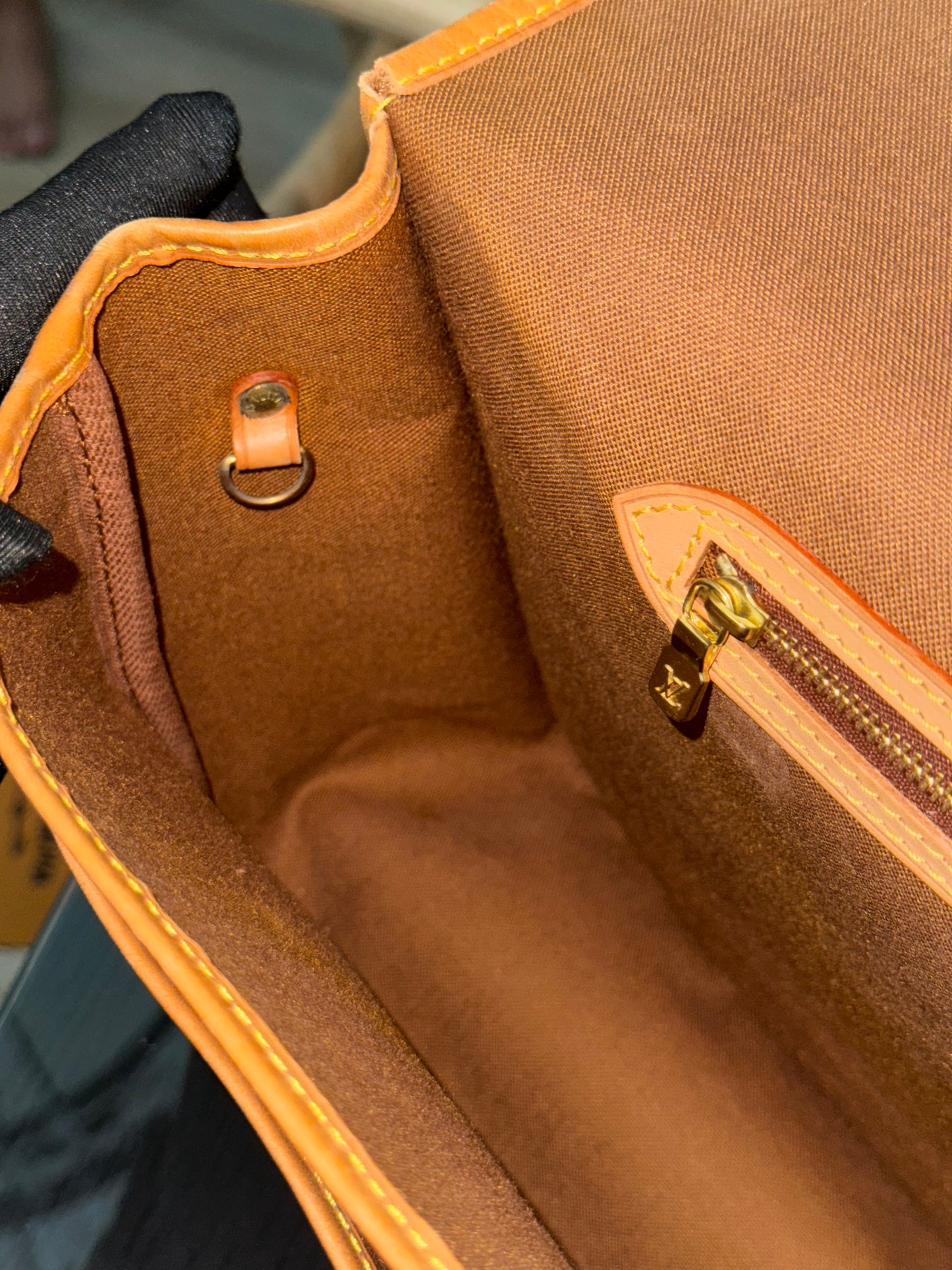 Gibeciere GM Messenger/ Crossbody Bag 📅 Year: 1994