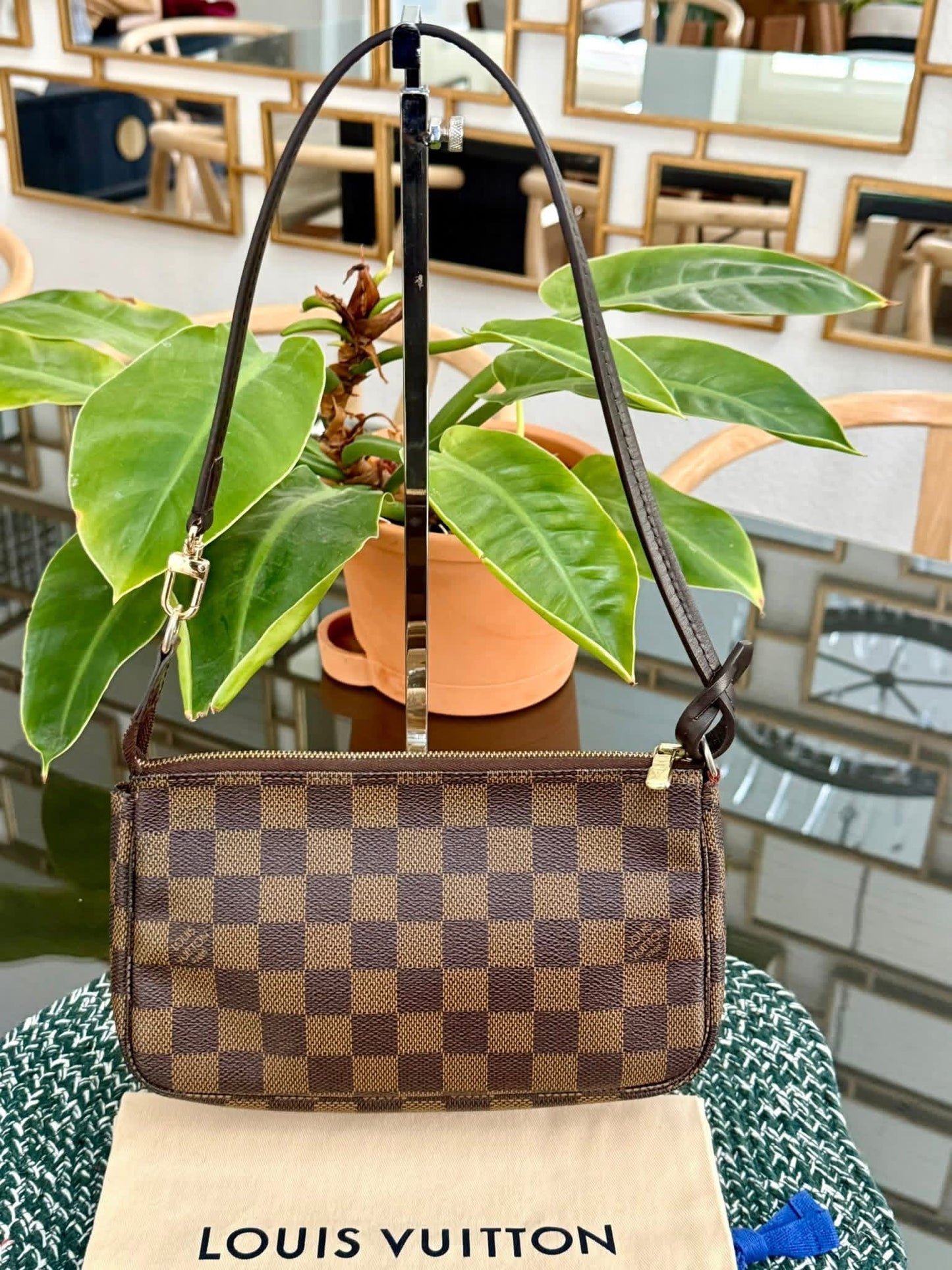 Pochette Accessories in DE with Non branded Strap 📅 Year: 2007