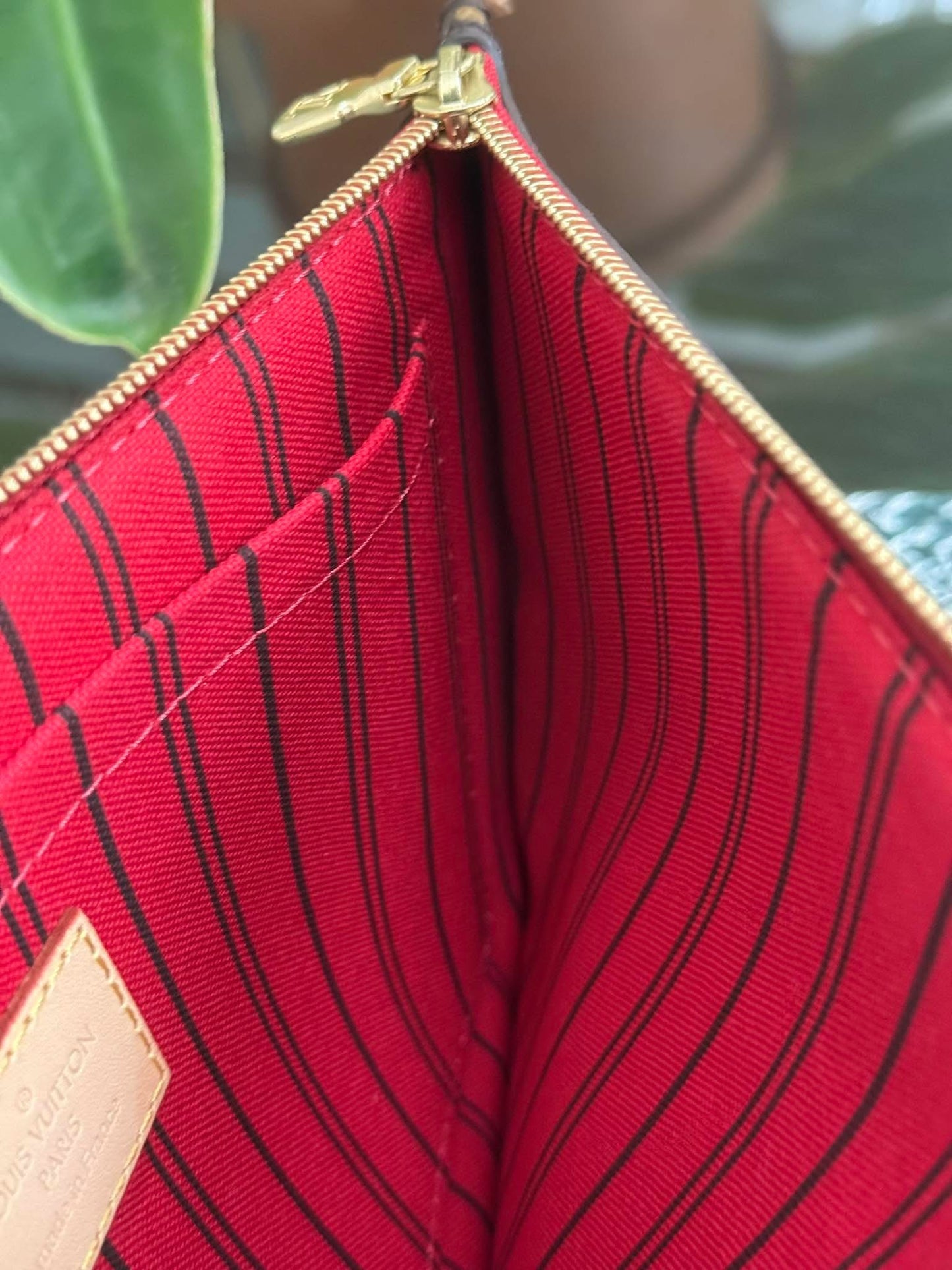 Neverfull MM/GM Pouch in Cerise 🗓️Microchip & Authenticated